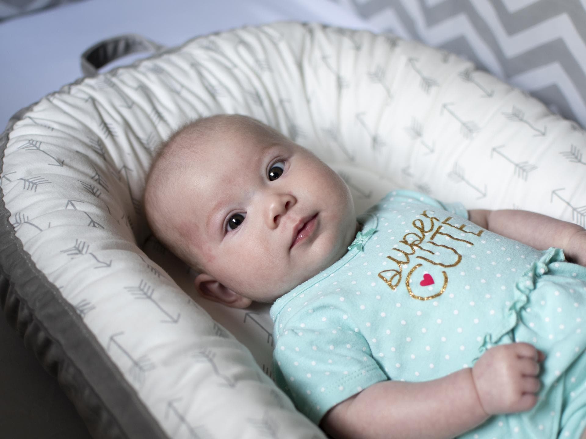 Baby liegt im Babynest.