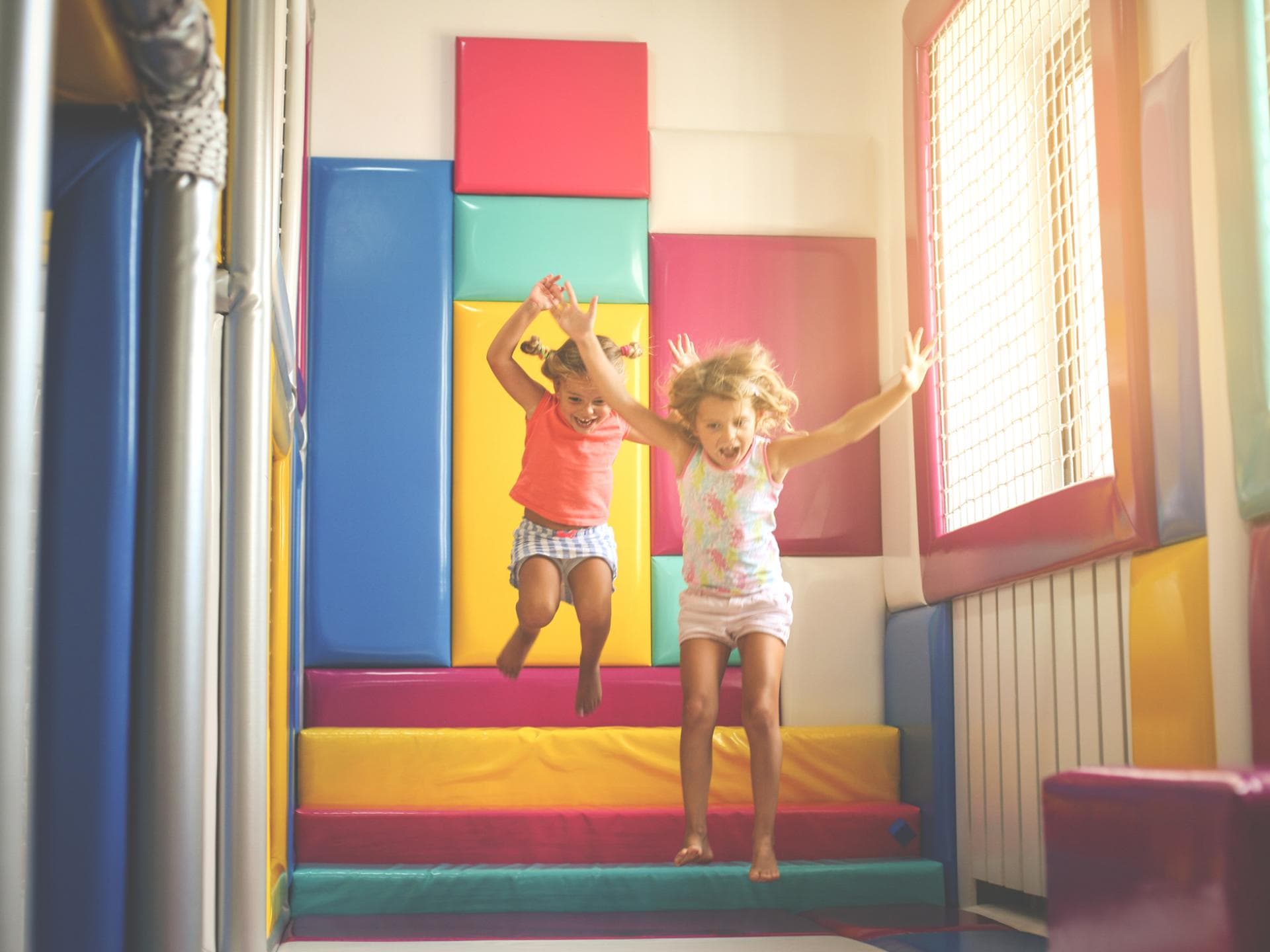 Zwei Mädchen in einem Indoorspielplatz