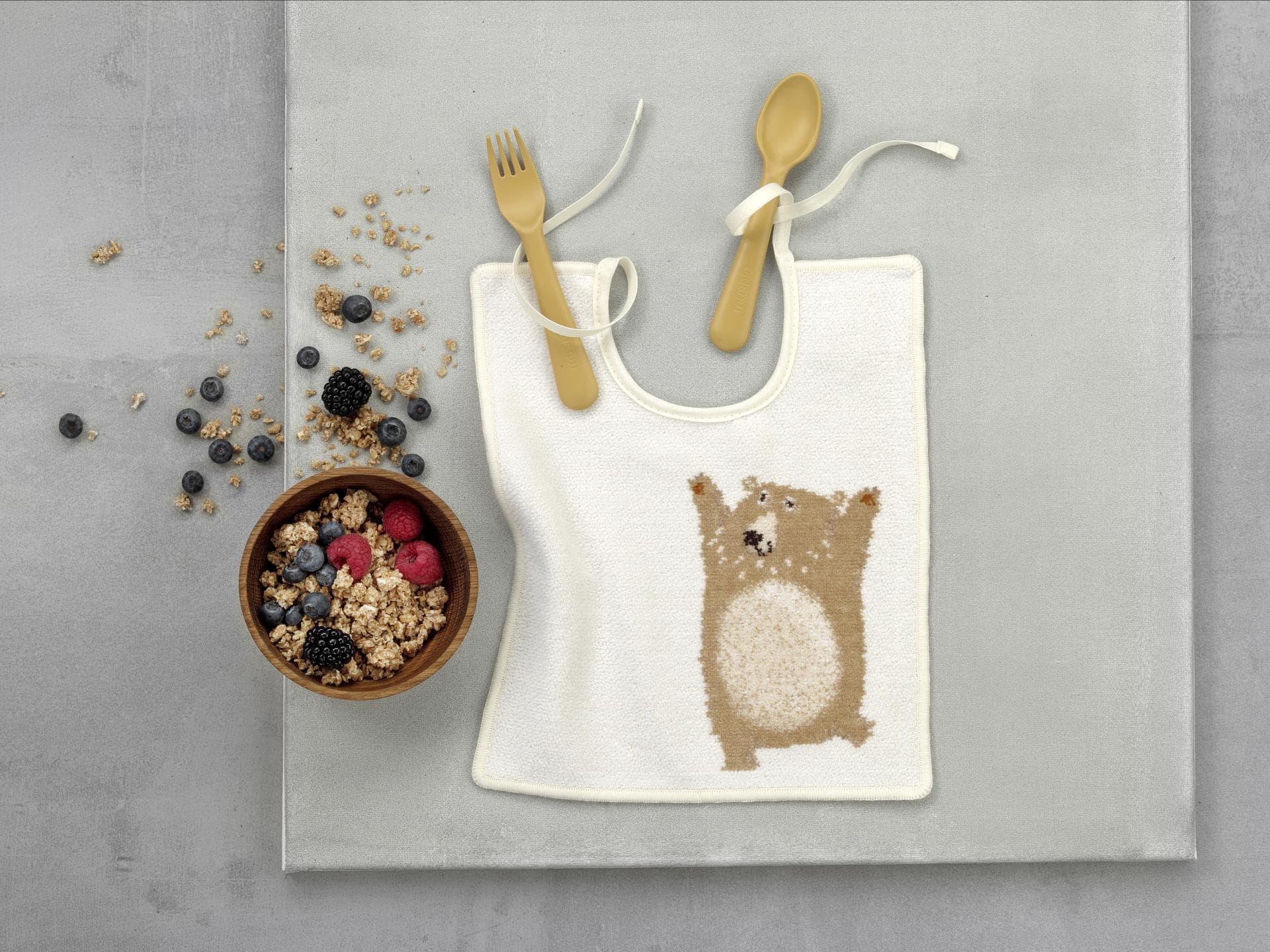Lätzchen aus Chenille mit Bärenmotiv.