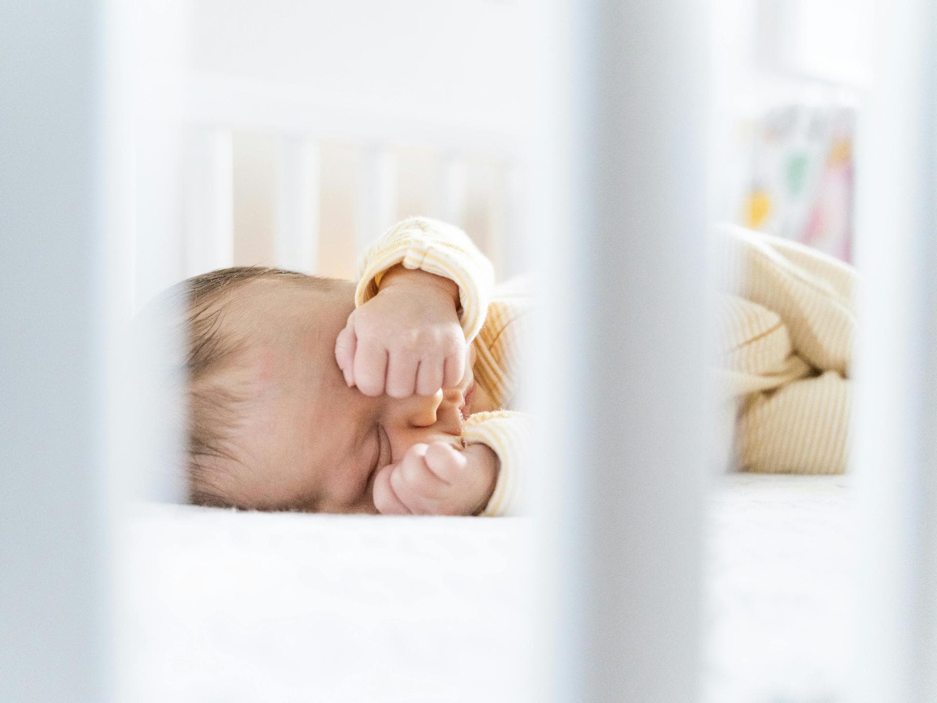 Babyschlaf wird in Frankreich etwas anders gehandhabt. Ein kleines Baby schläft in seinem Bett.