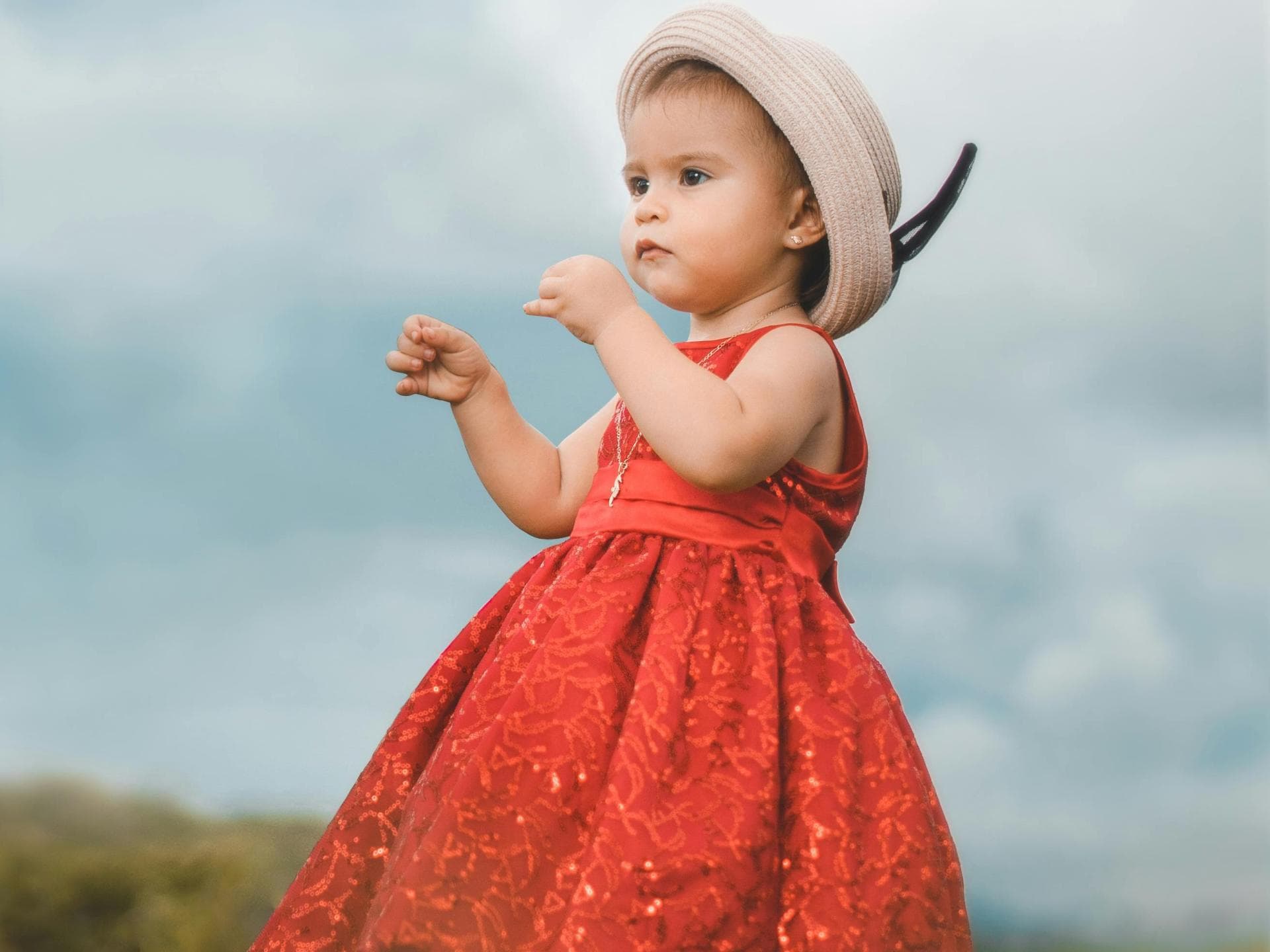 Mädchen mit rotem Kleid in den Bergen.
