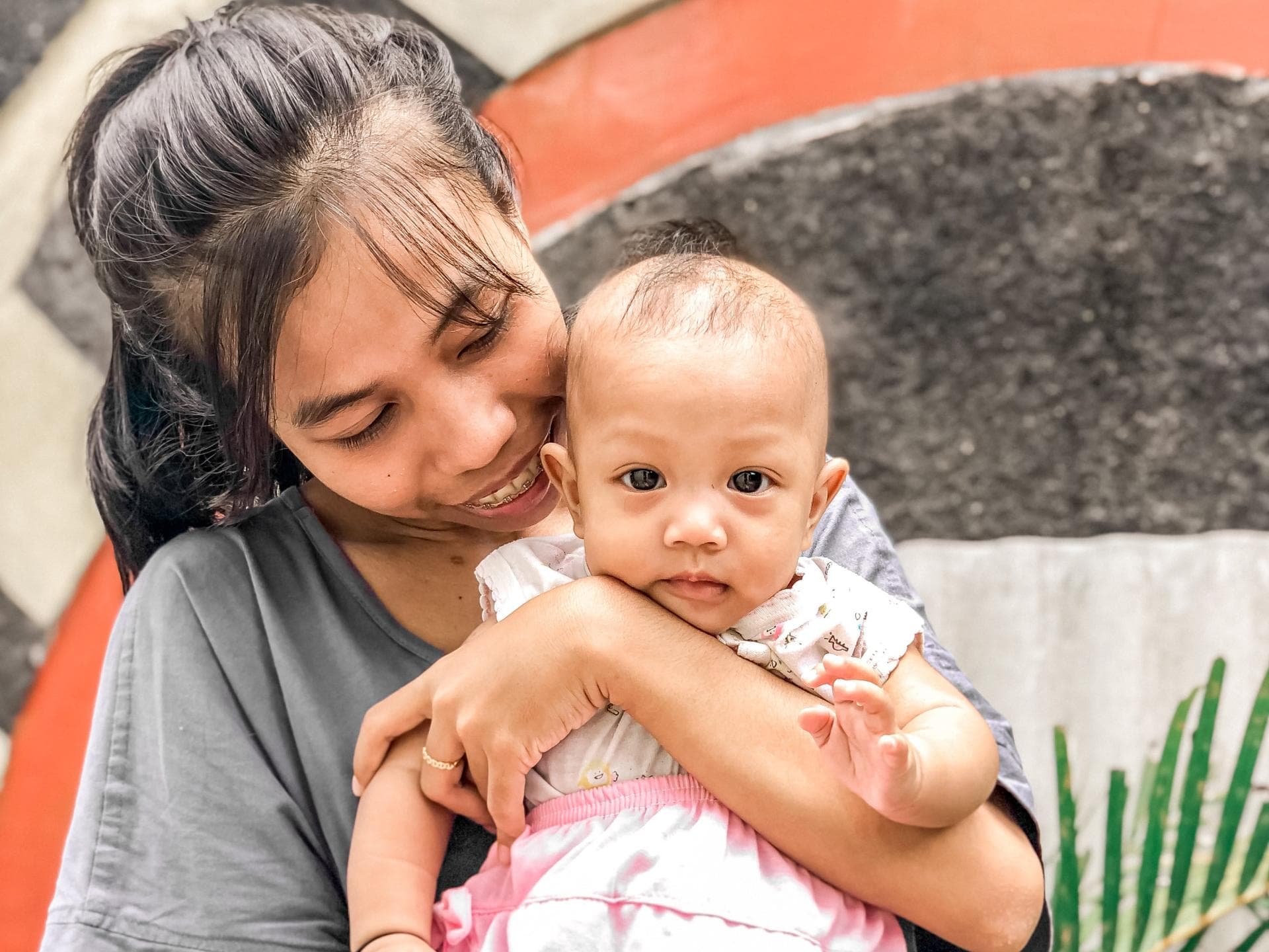 Junge Frau mit Baby auf dem Arm. Junge Frau mit Baby auf dem Arm.