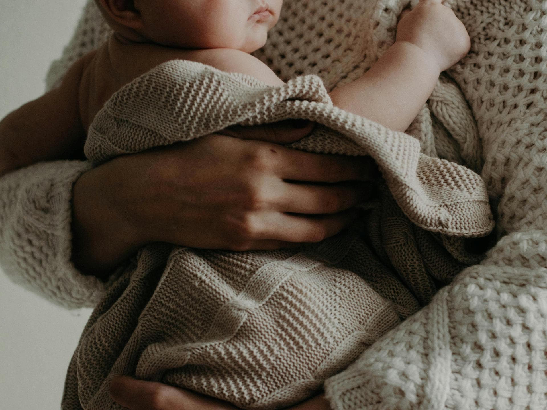 Mama hält Baby auf dem Arm.