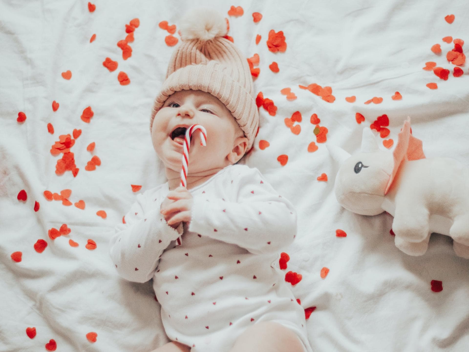 Baby liegt im Bett voller Herzen. Baby liegt im Bett voller Herzen.