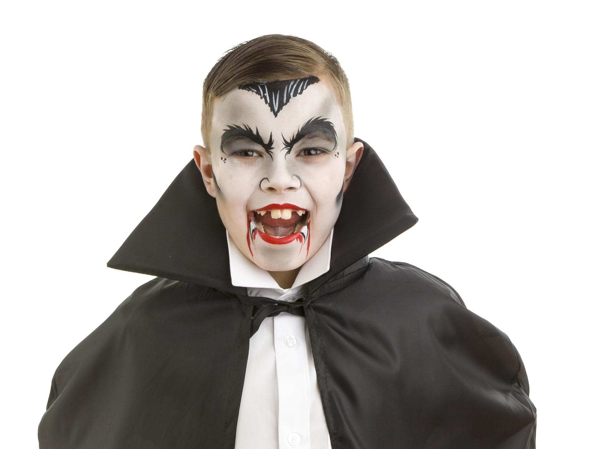Ein Junge, der als Vampir verkleidet ist