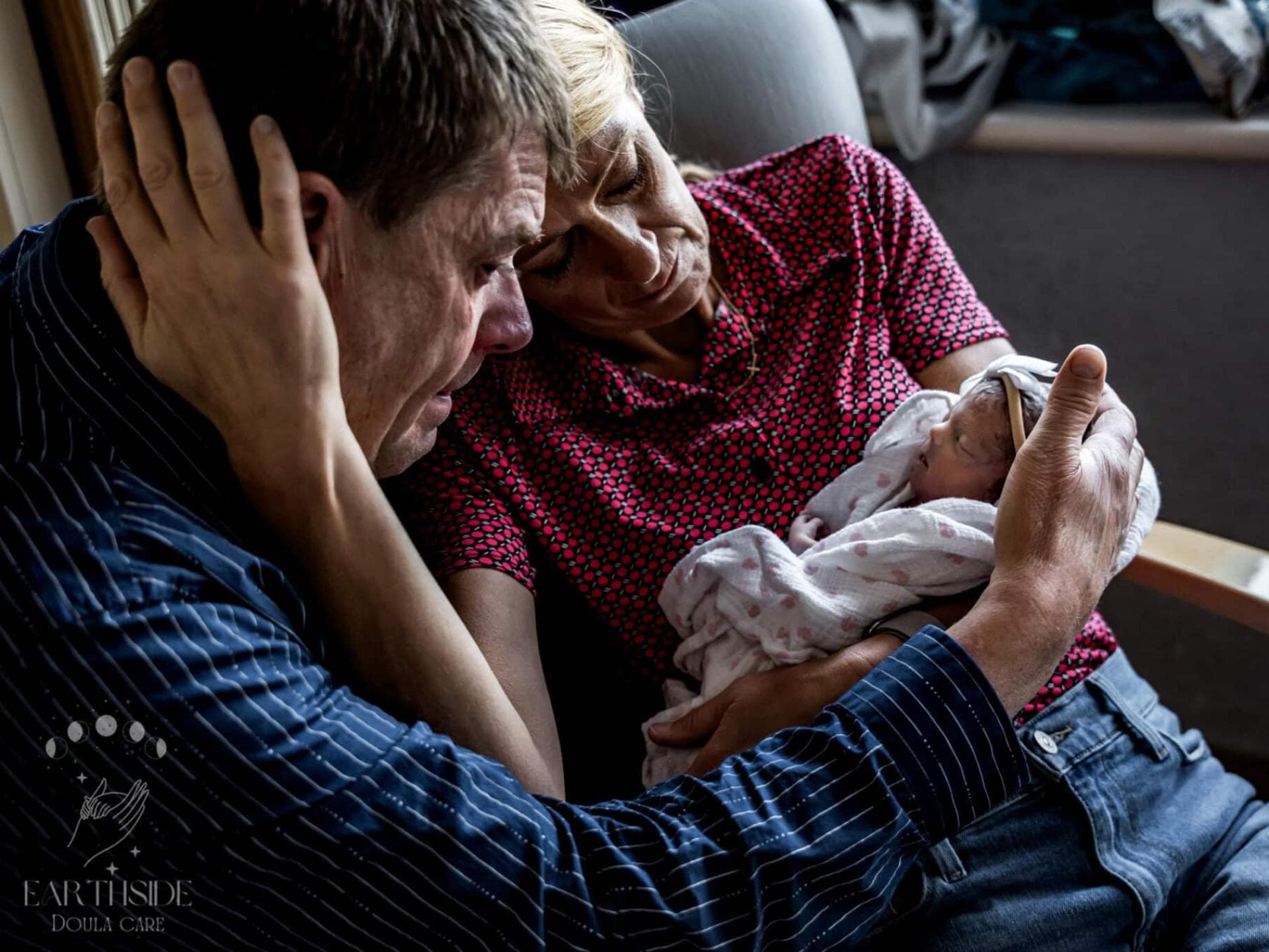 Trauerndes, liebendes Paar hält sein totgeborenes Baby.