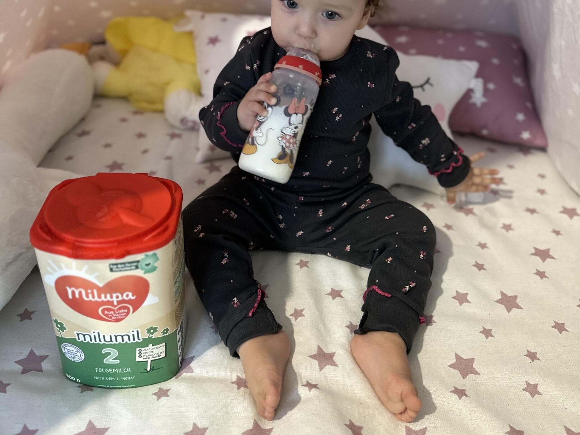 Mama Viiktoria testet mit ihrer Tochter die "Milumil Folgemilch 2" von Milupa.