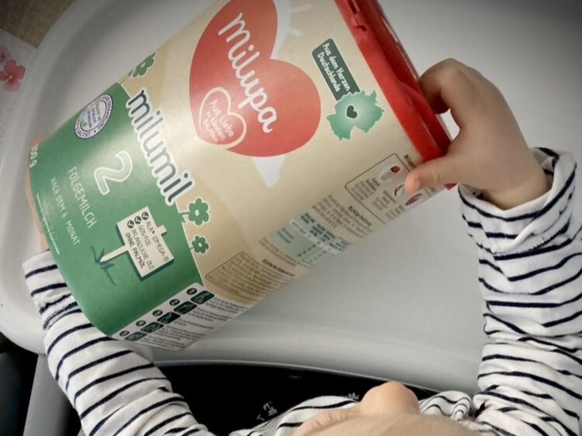 Tochter Mia trinkt die "Milumil Folgemilch 2" gern.
