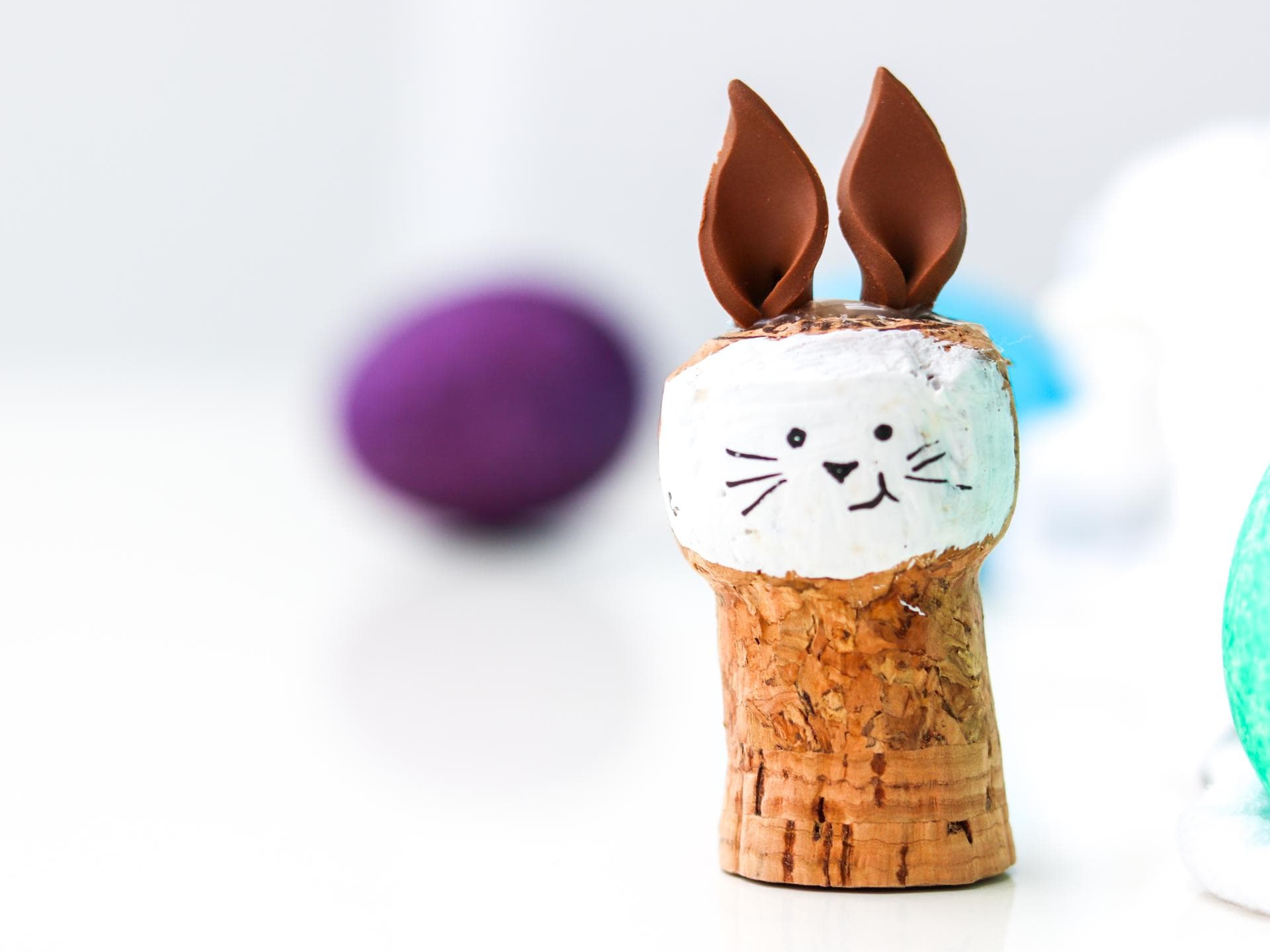 Osterhase aus Kork gebastelt. Osterhasen aus Kork basteln.