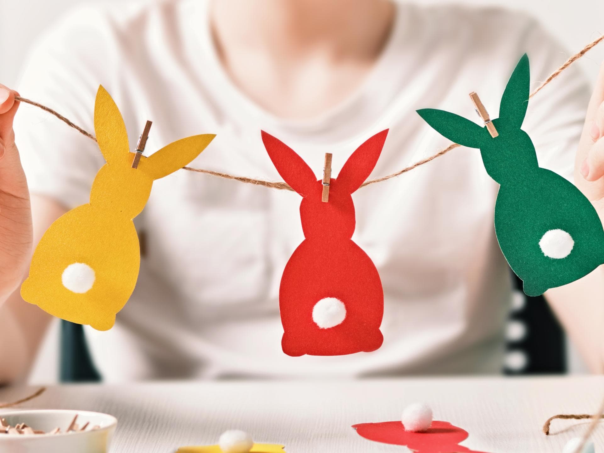 Osterhasen-Girlande aus Papier. Osterhasen-Girlande aus Papier.