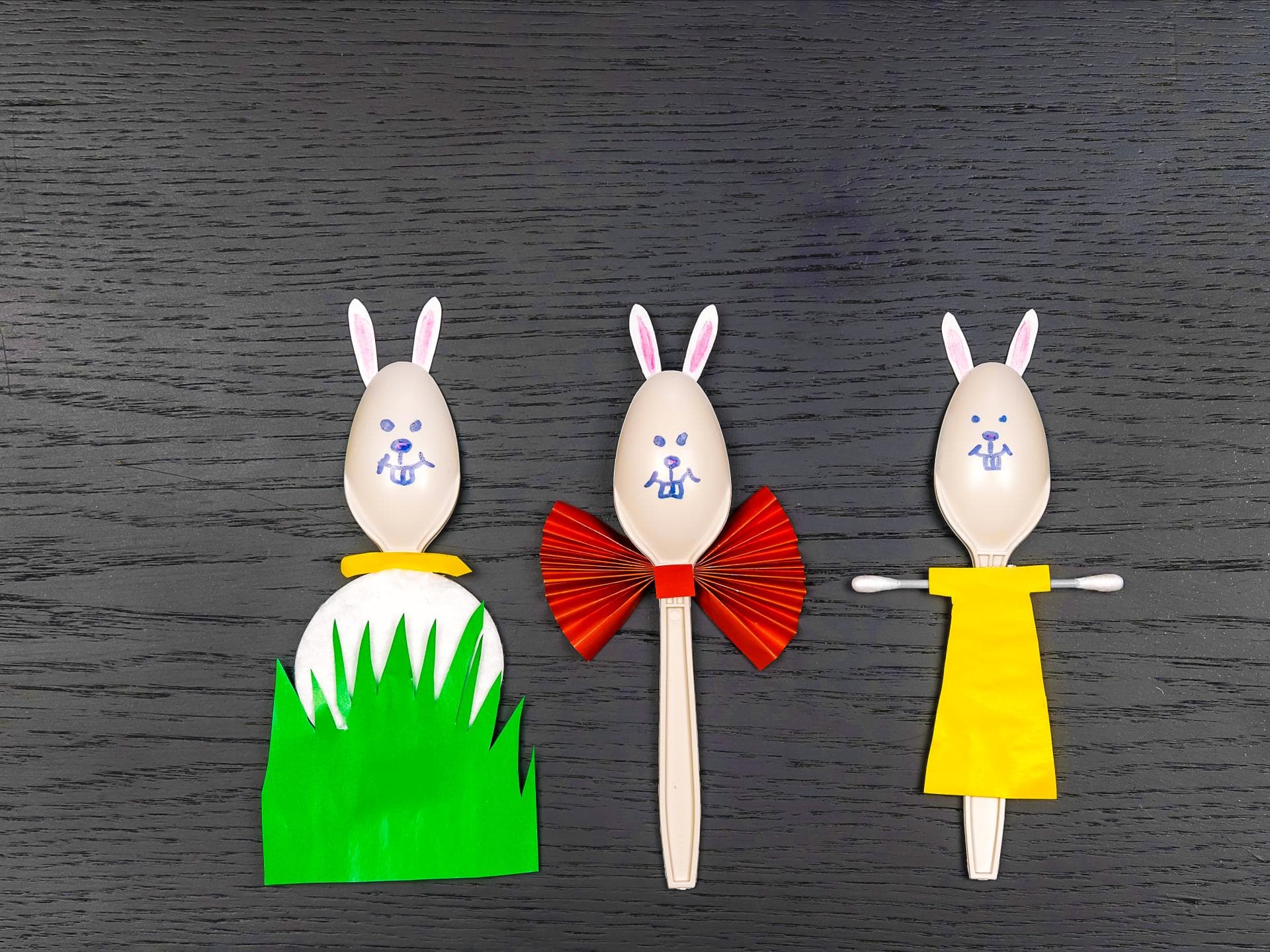 Osterhasen aus Löffeln und farbigem Papier. Osterhasen aus Löffeln und farbigem Papier.