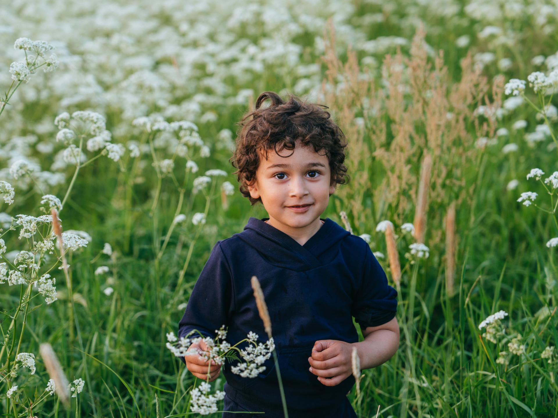 Ein kleiner Junge in einem Blumenfeld