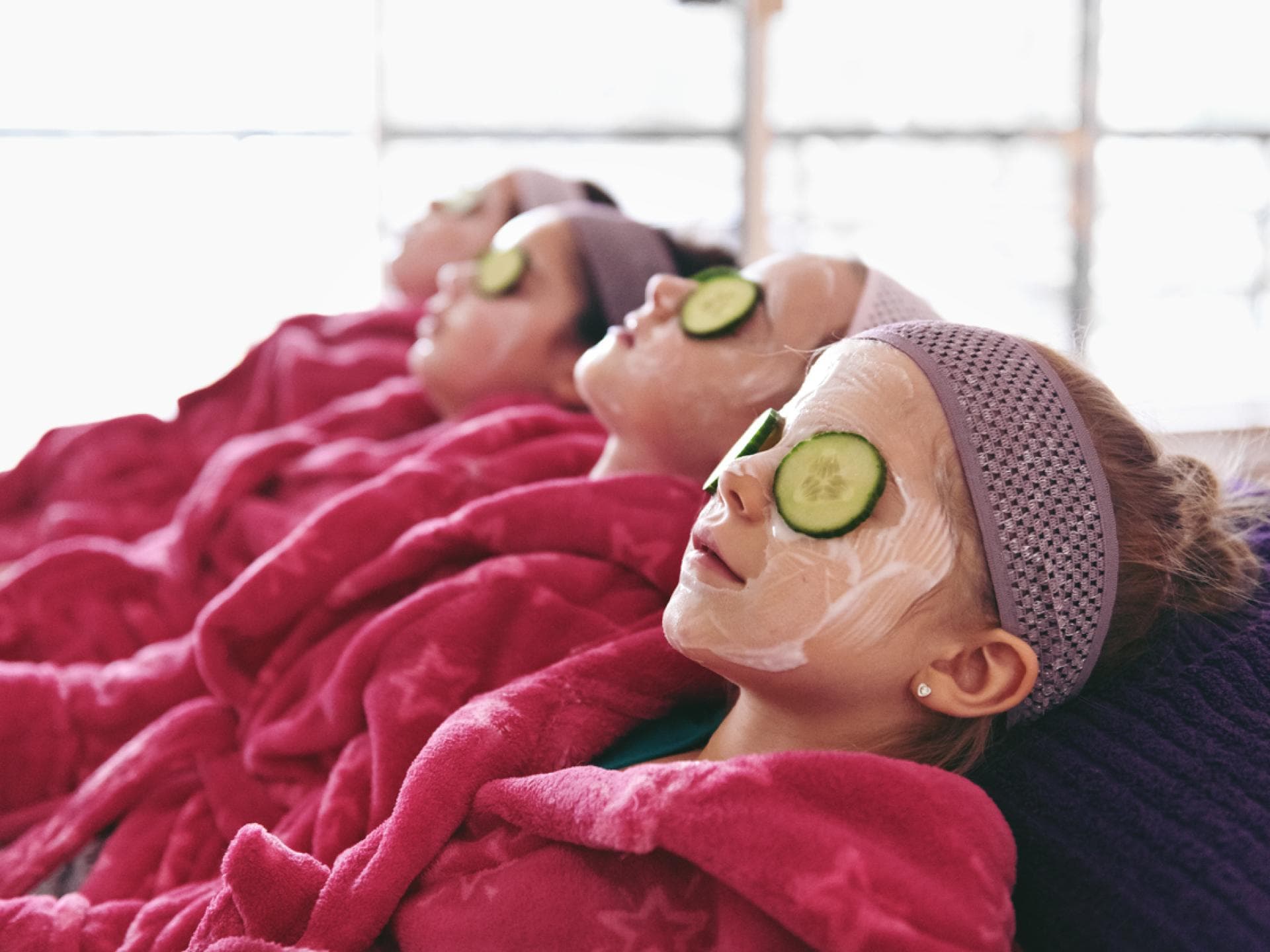 "Sephora Kids" werden junge Beauty-Influencerinnen genannt. Junge Mädchen mit Gesichtsmaske im Spa.