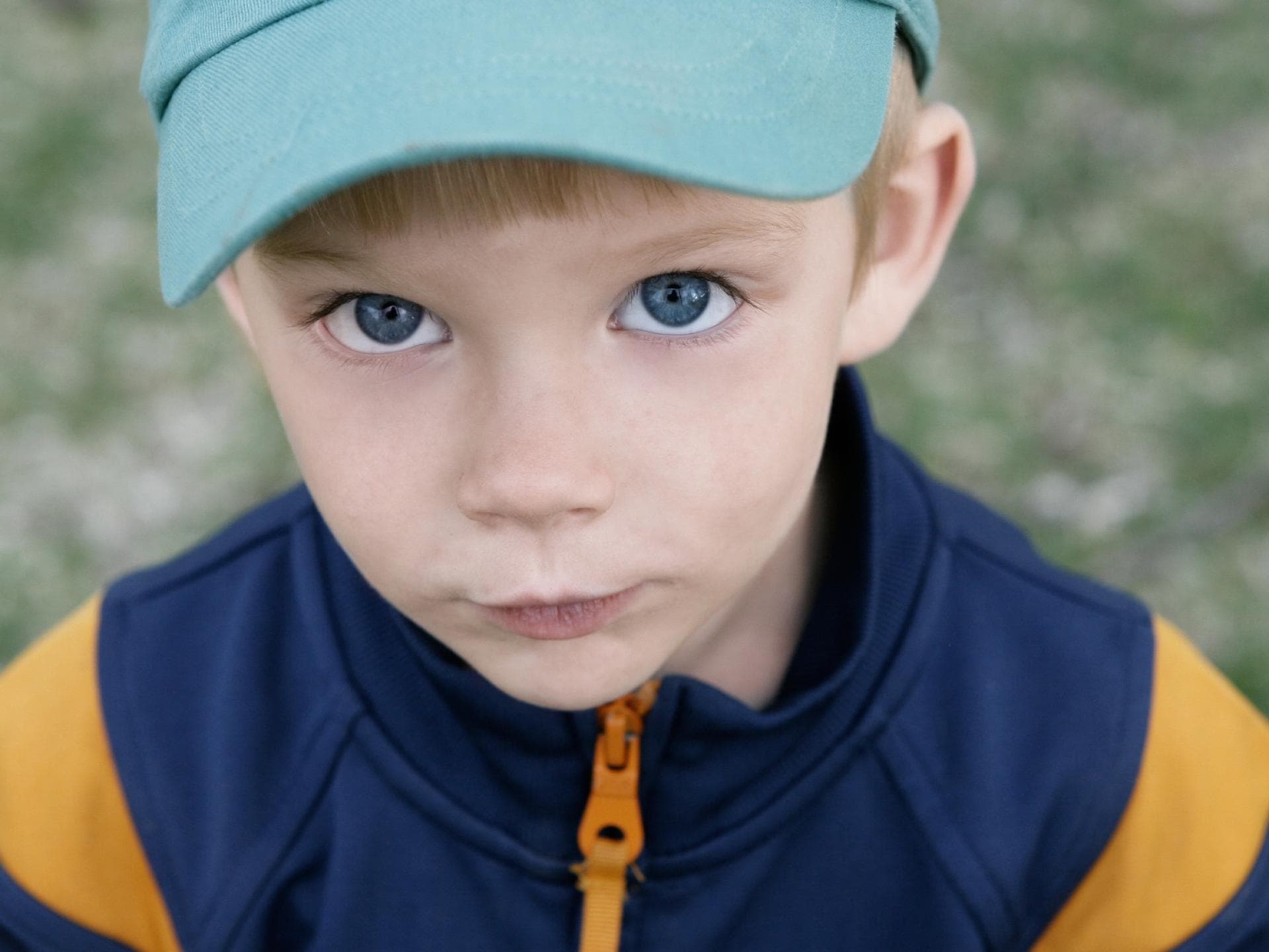 Blasser Junge mit Cappi.