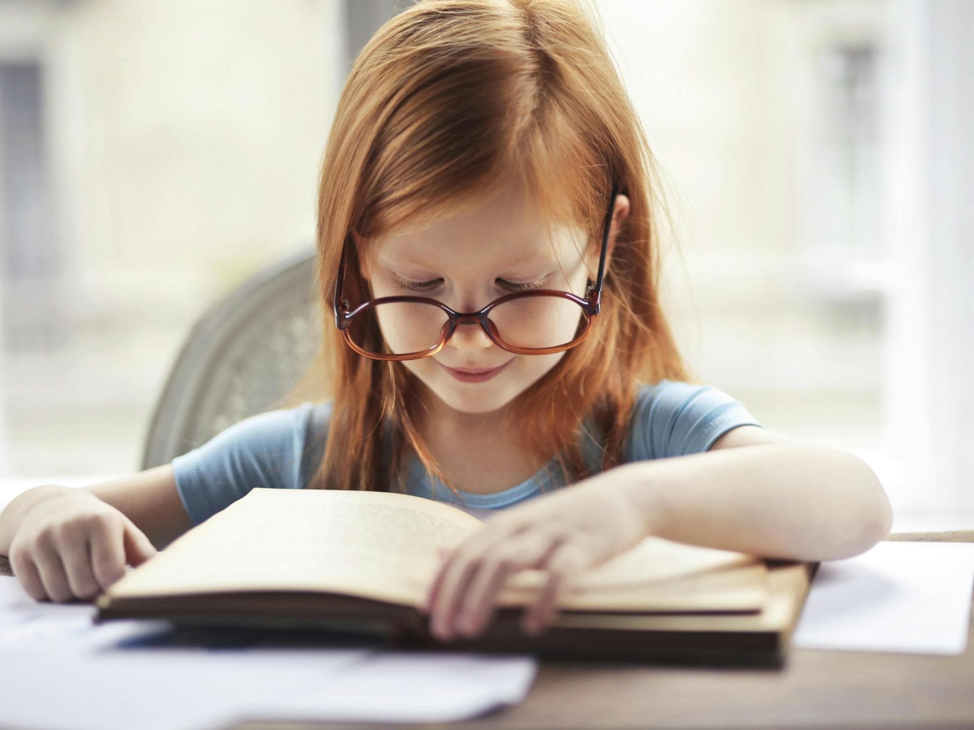 Kleines Mädchen liest ein Buch.