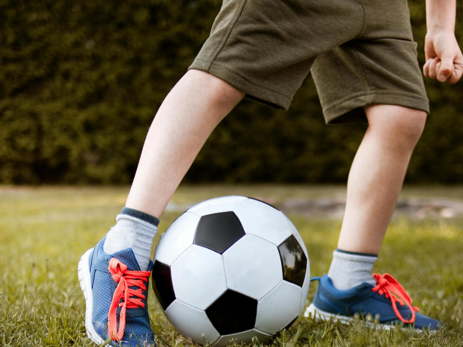 Jungsbeine mit Fußball.