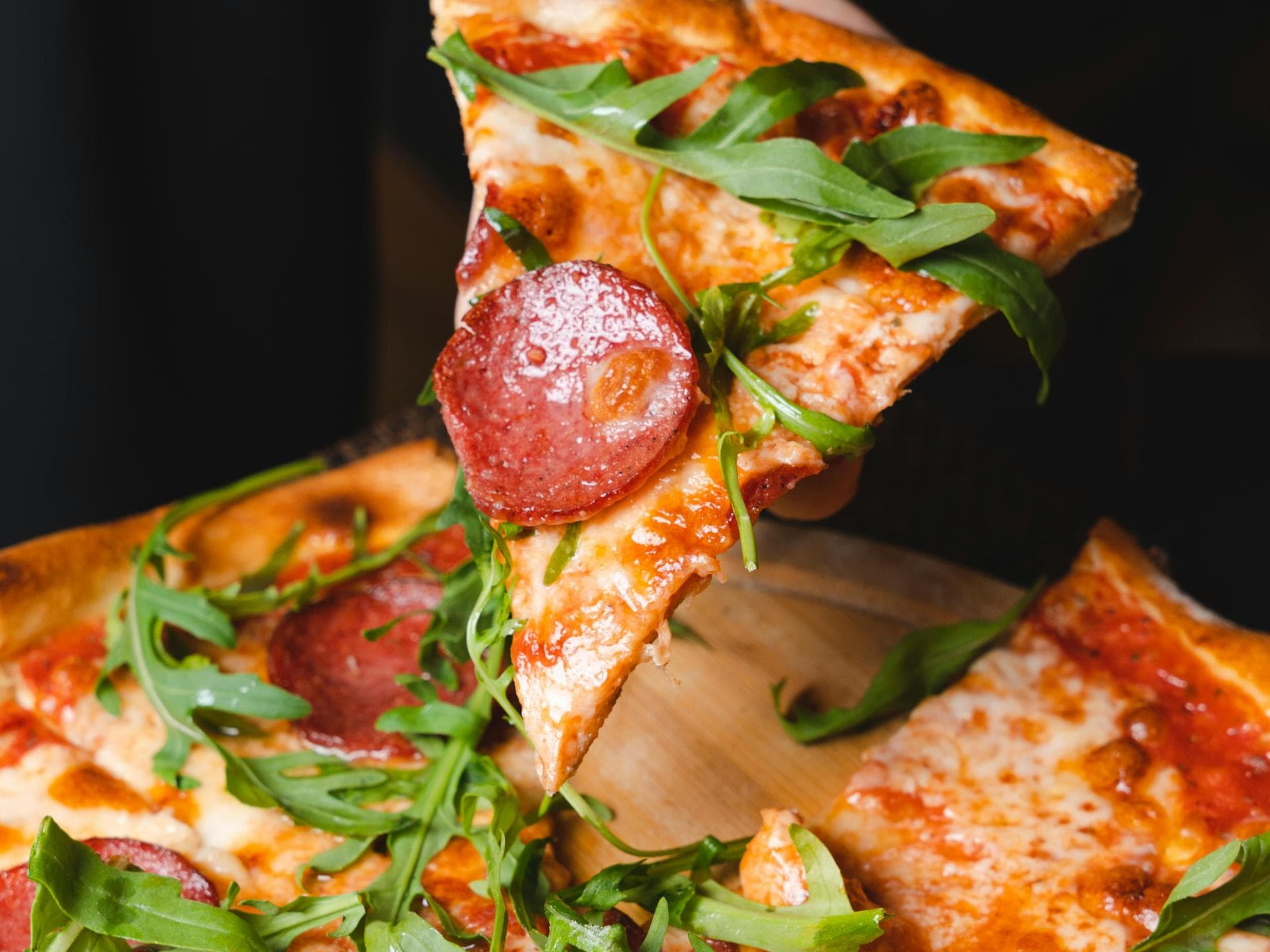 Salamipizza mit Rucola 