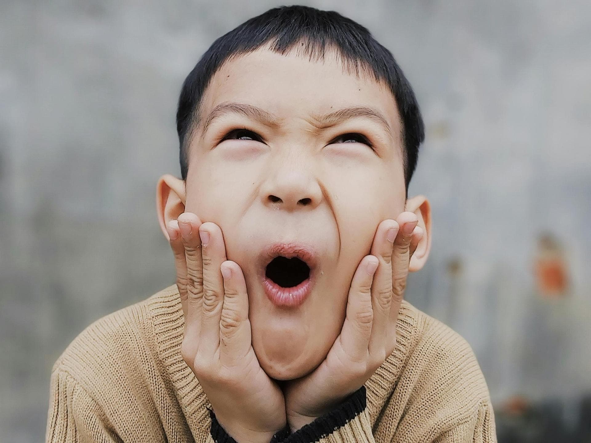 Einem Jungen ist etwas peinlich. Einem Jungen ist etwas peinlich.