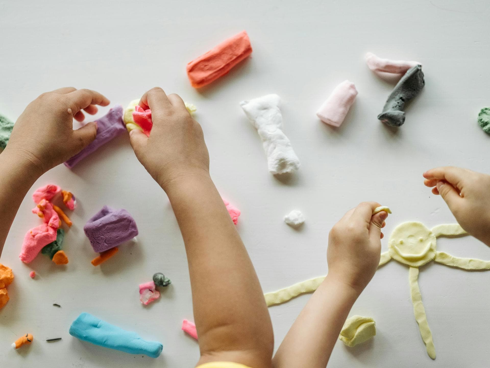 Kinder spielen mit Knete