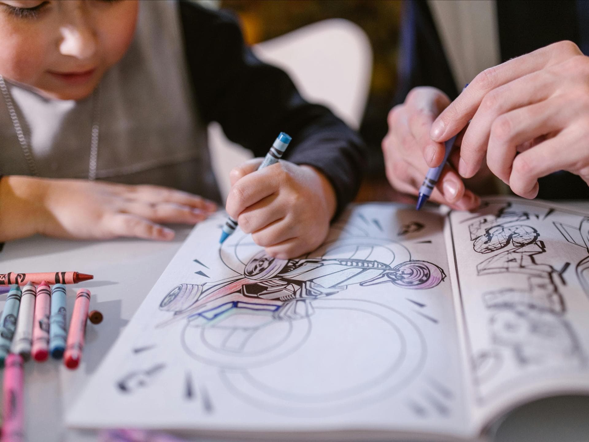 Nur zum Malen? Wachsmalstifte können mehr! Kinder malen mit Wachsmalstiften