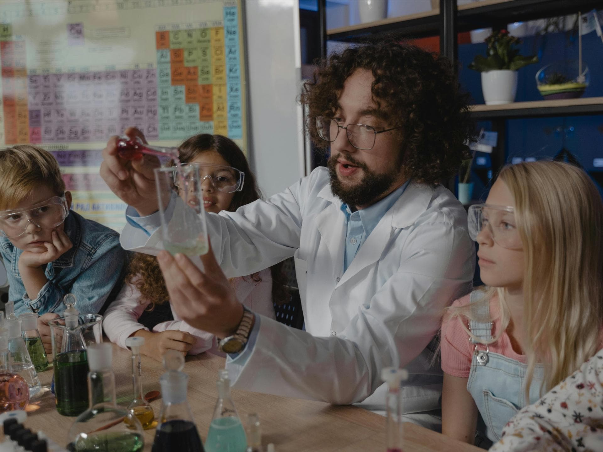 Ein Chemie-Lehrer beim Experiment