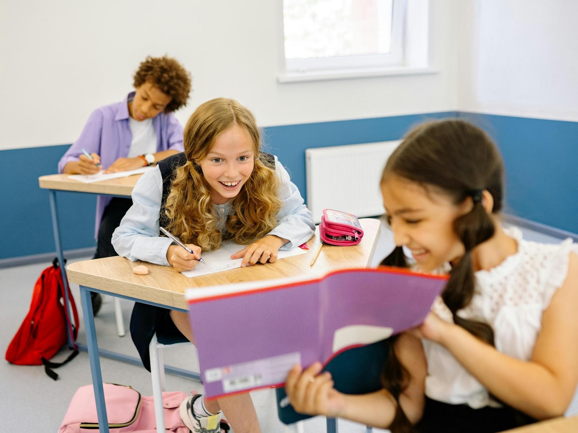 Glückliche Kinder einer Schulklasse.