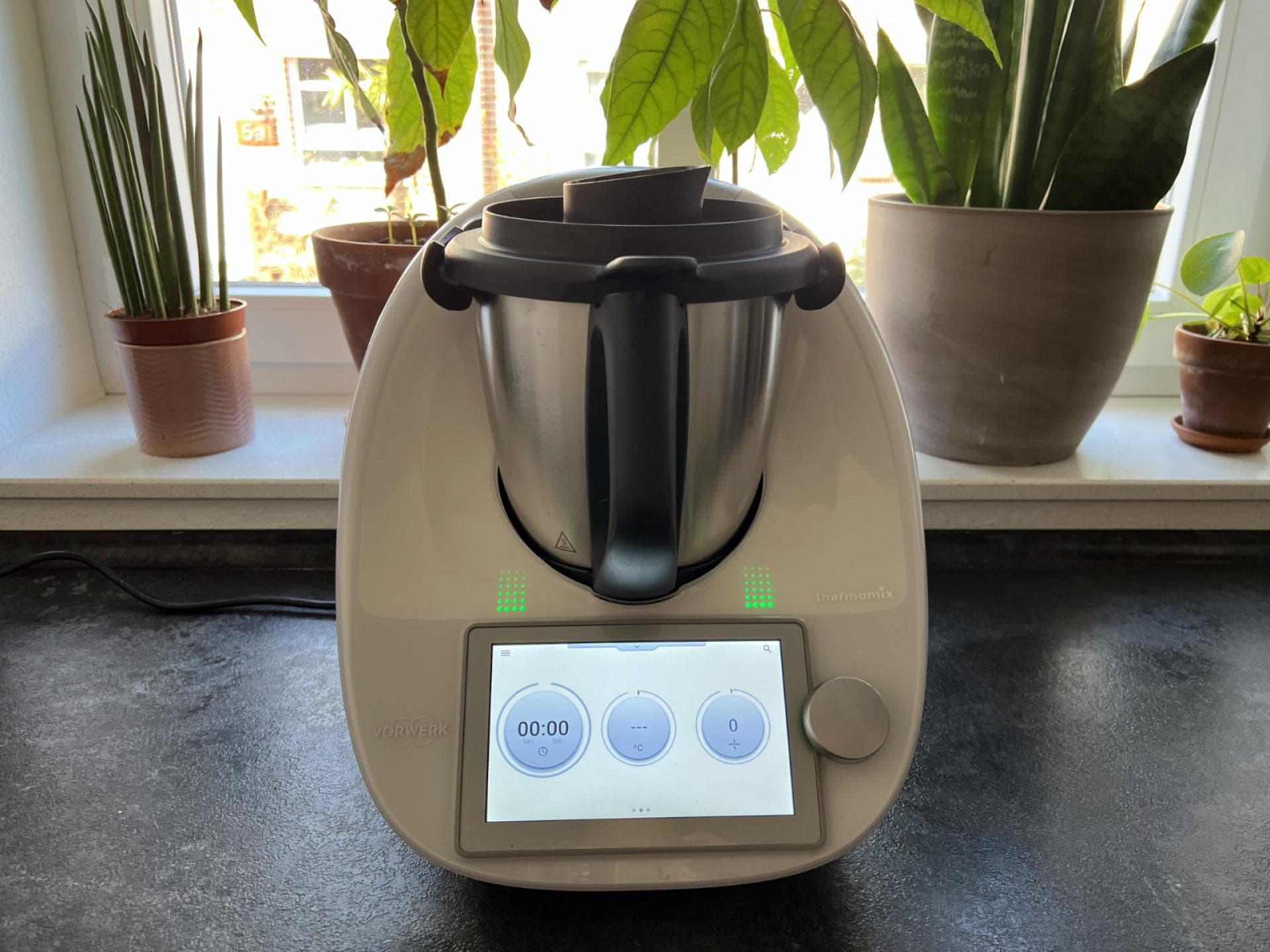 Startklar: Mit dem Thermomix TM 6 lassen sich allerlei leckere Gerichte für die Familie kochen. Thermomix TM 6 steht vor einem Fenster.