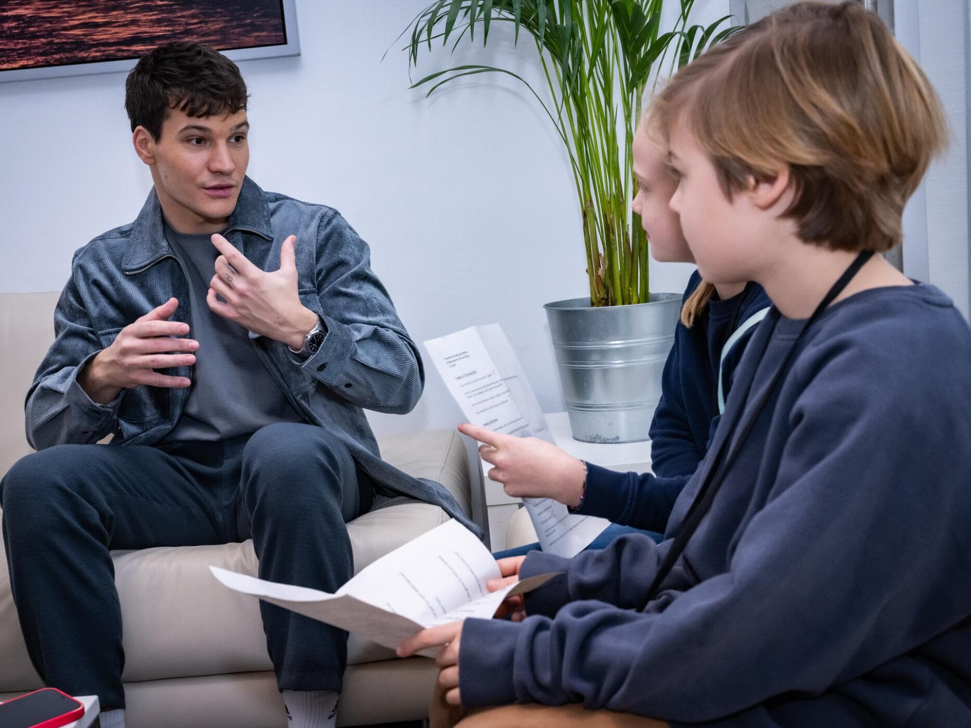 Wincent Weiss wird von zwei Kindern interviewt