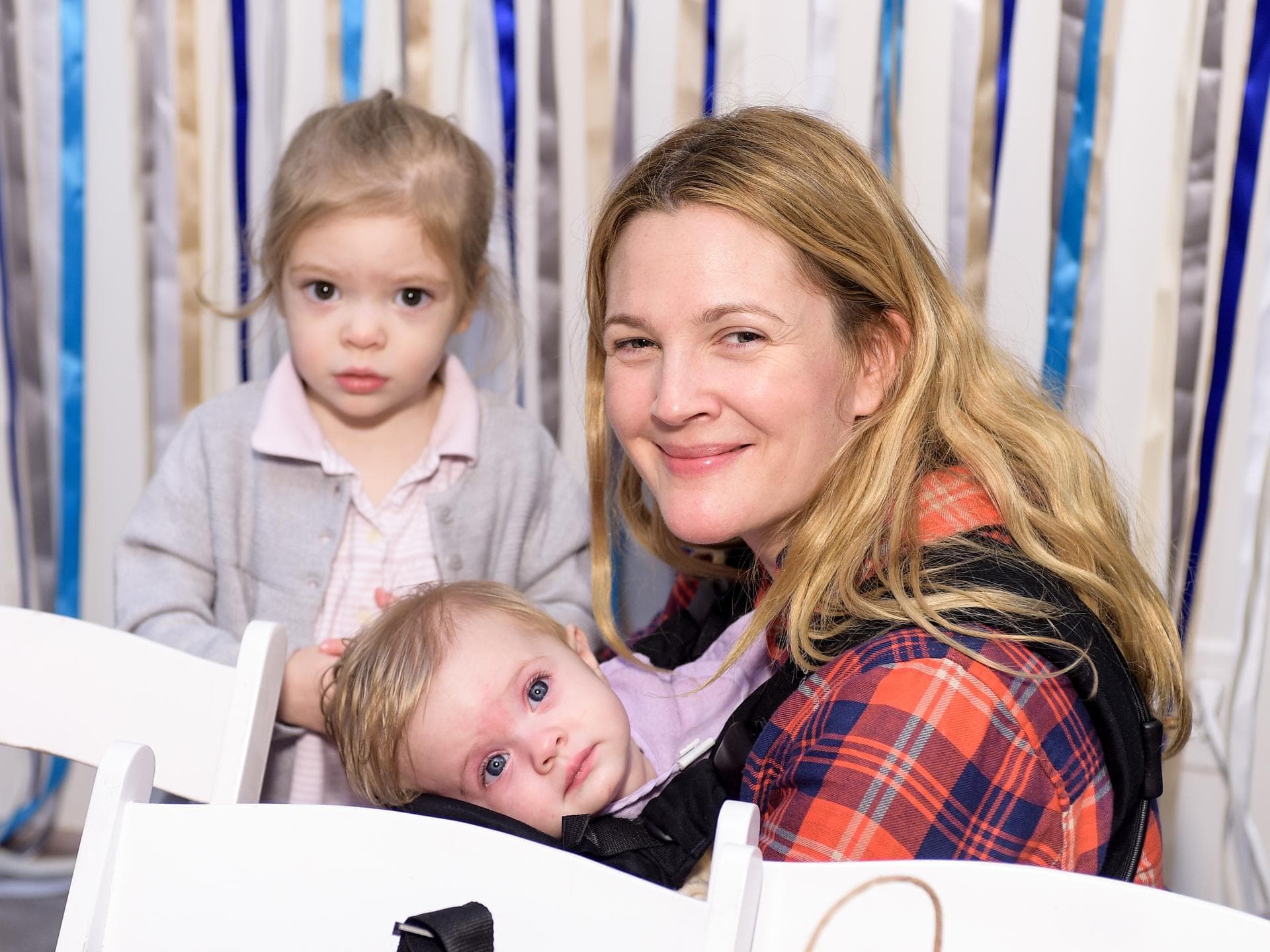Drew Barrymore mit ihren beiden Töchtern, als sie noch klein waren. Drew Barrymore mit ihren beiden Töchtern.