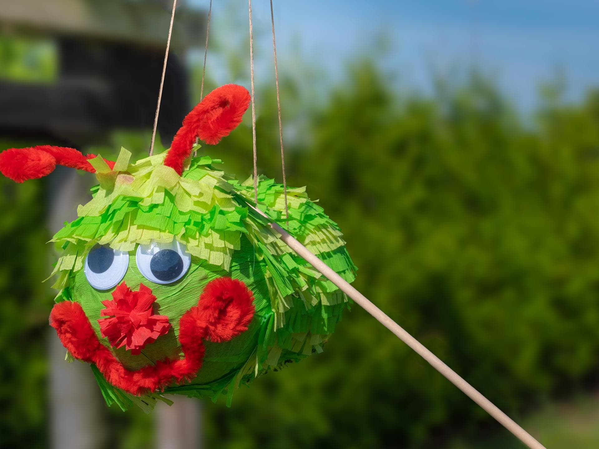 Pinata selber machen: Raupen-Pinata mit Luftballons Pinata selber machen: Raupen-Pinata mit Luftballons
