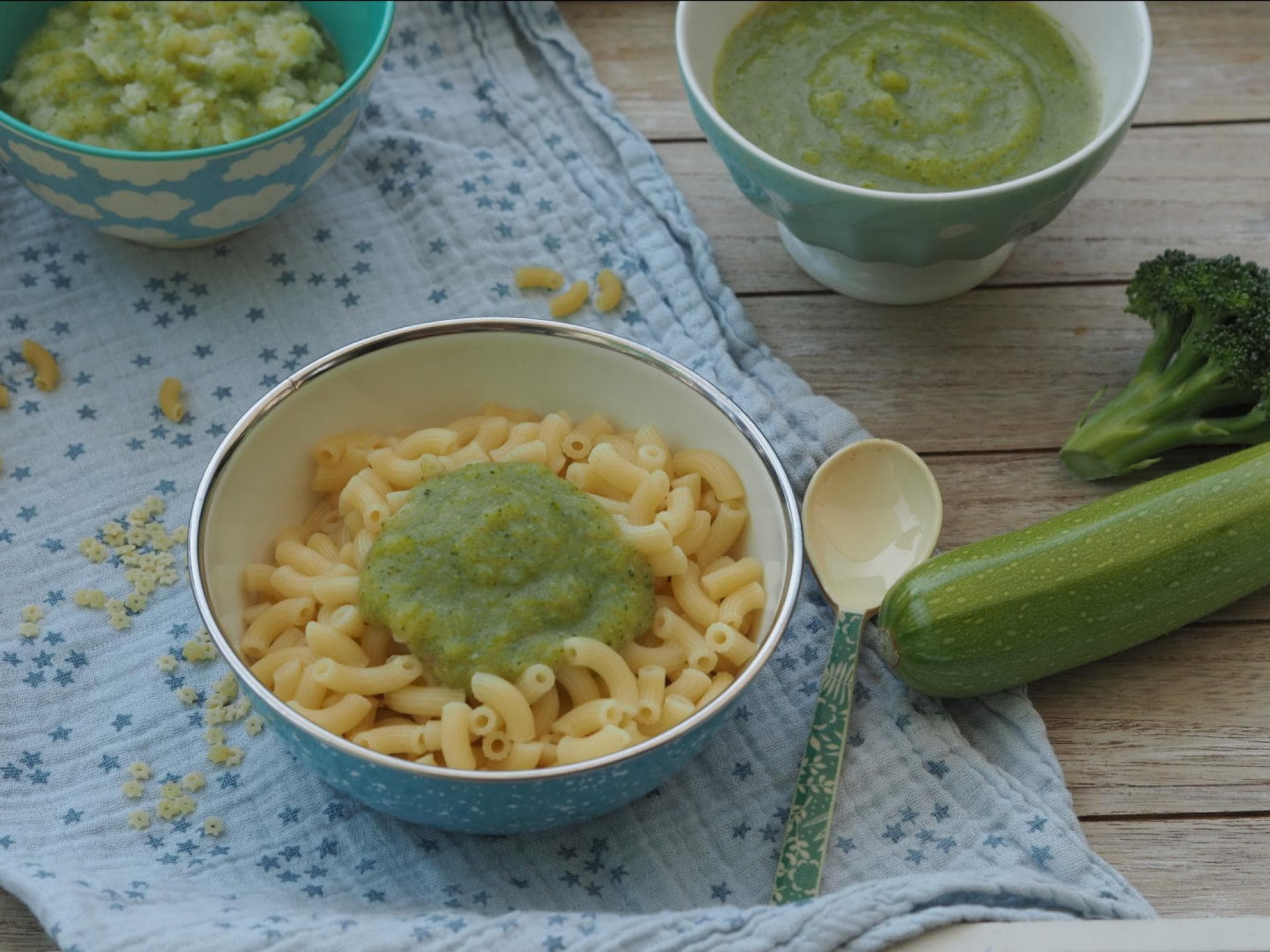 Nudeln mit Brokkoli-Zucchini-Sauce