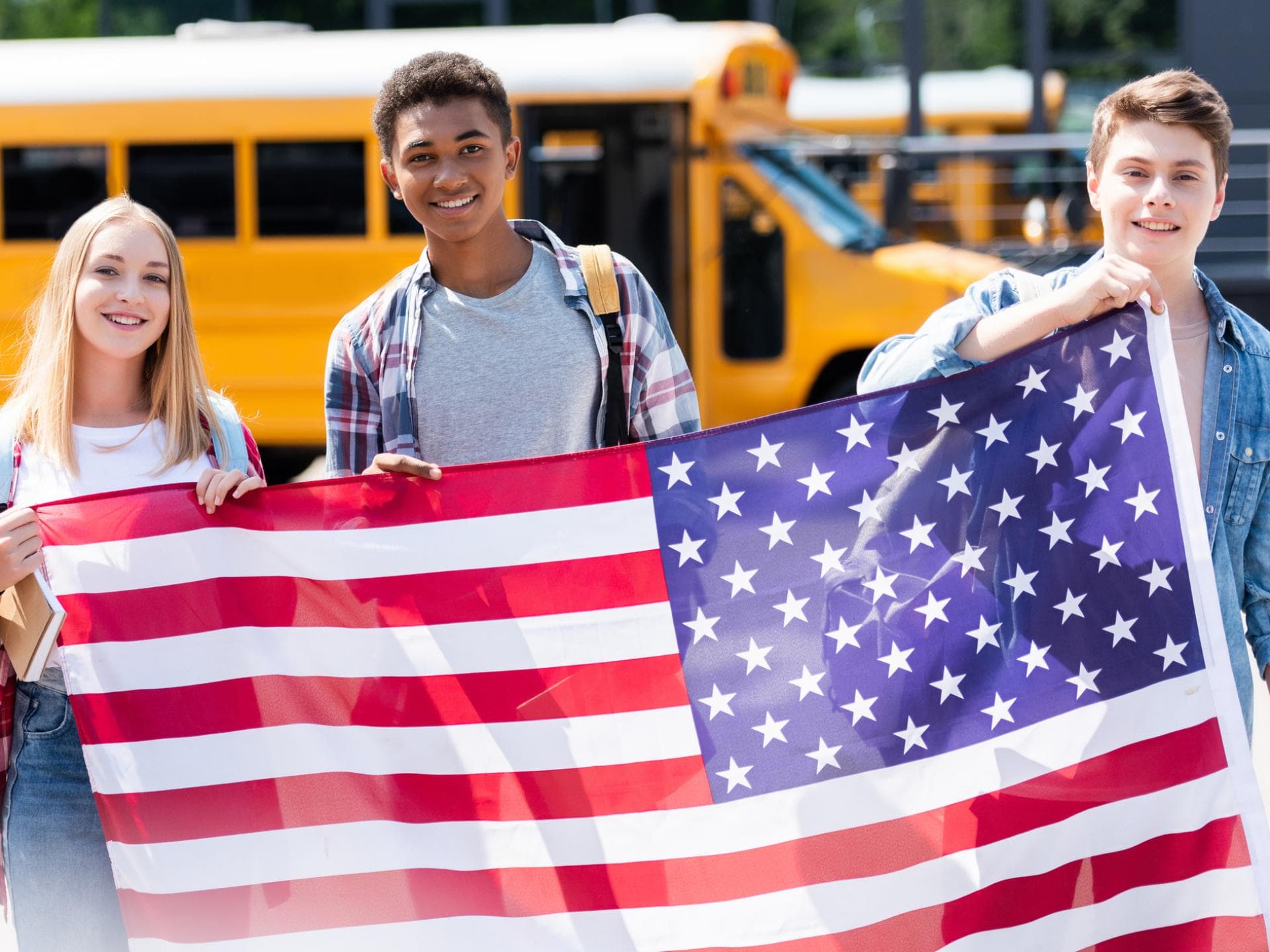 Drei Teenager mit der amerikanischen Flagge