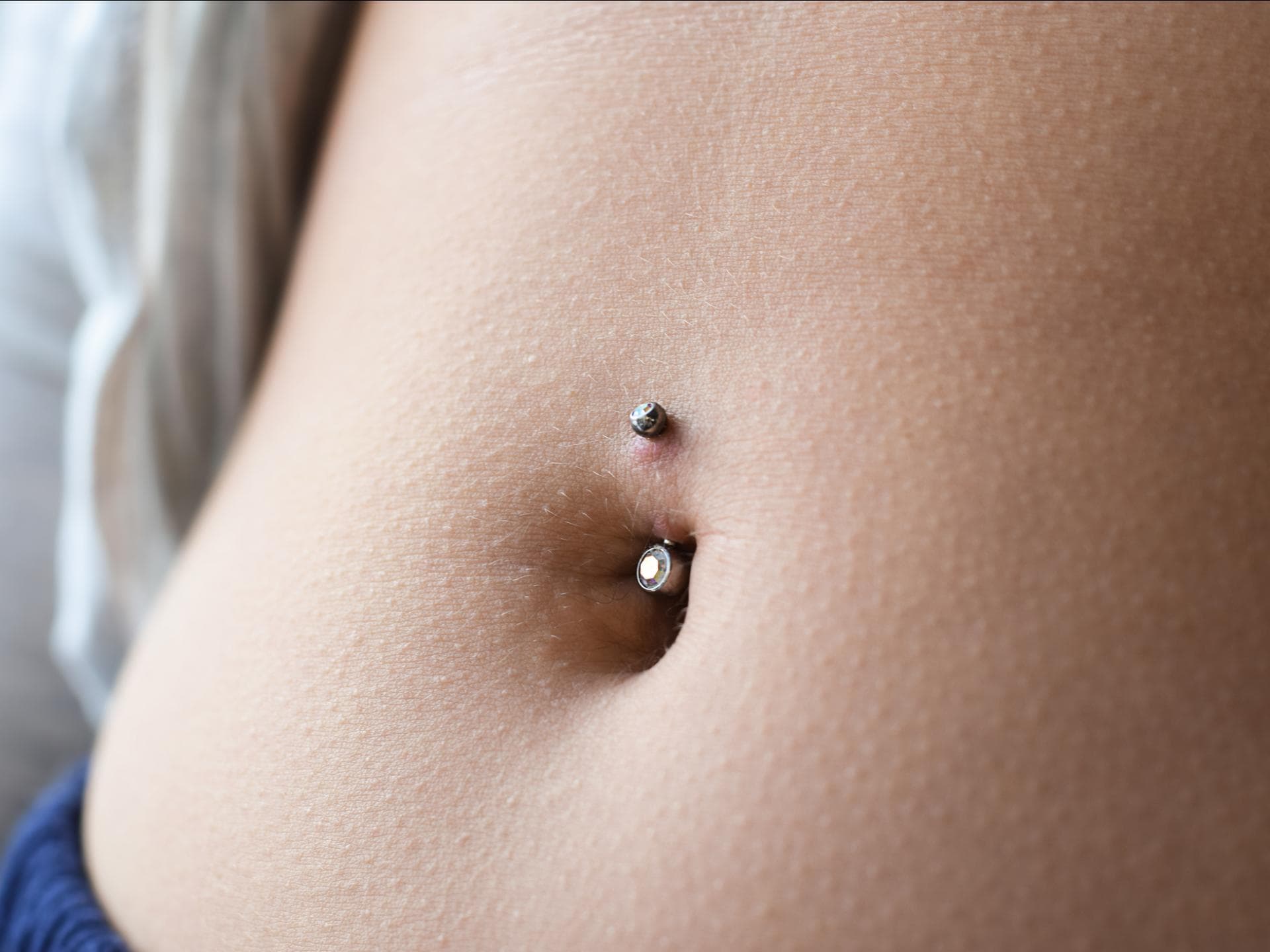 Ein Bauchnabelpiercing