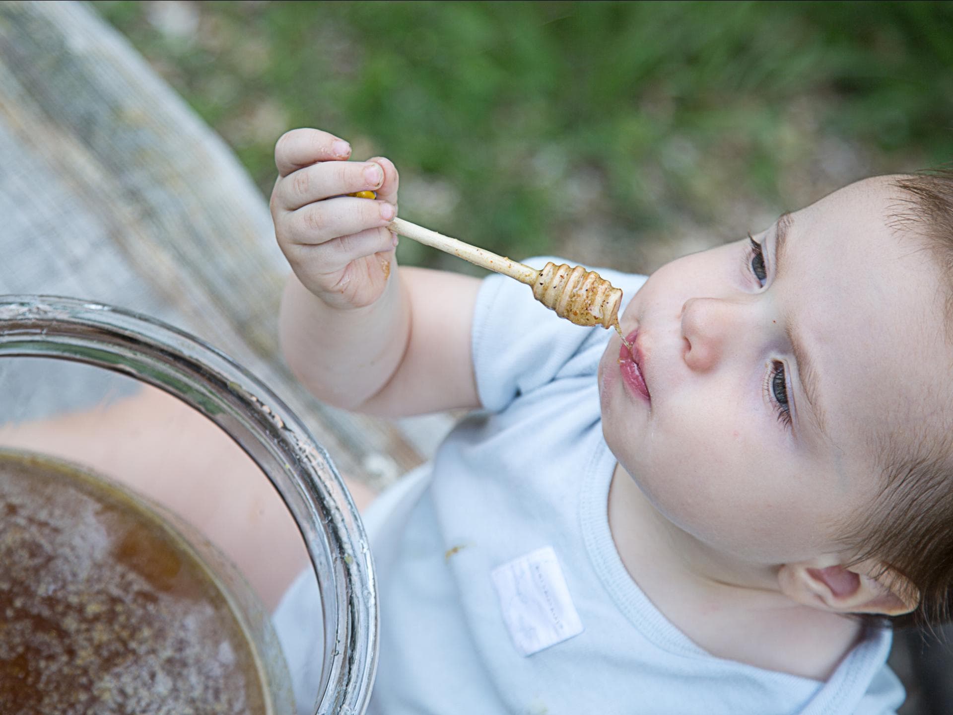 Ein Baby, das Honig isst.