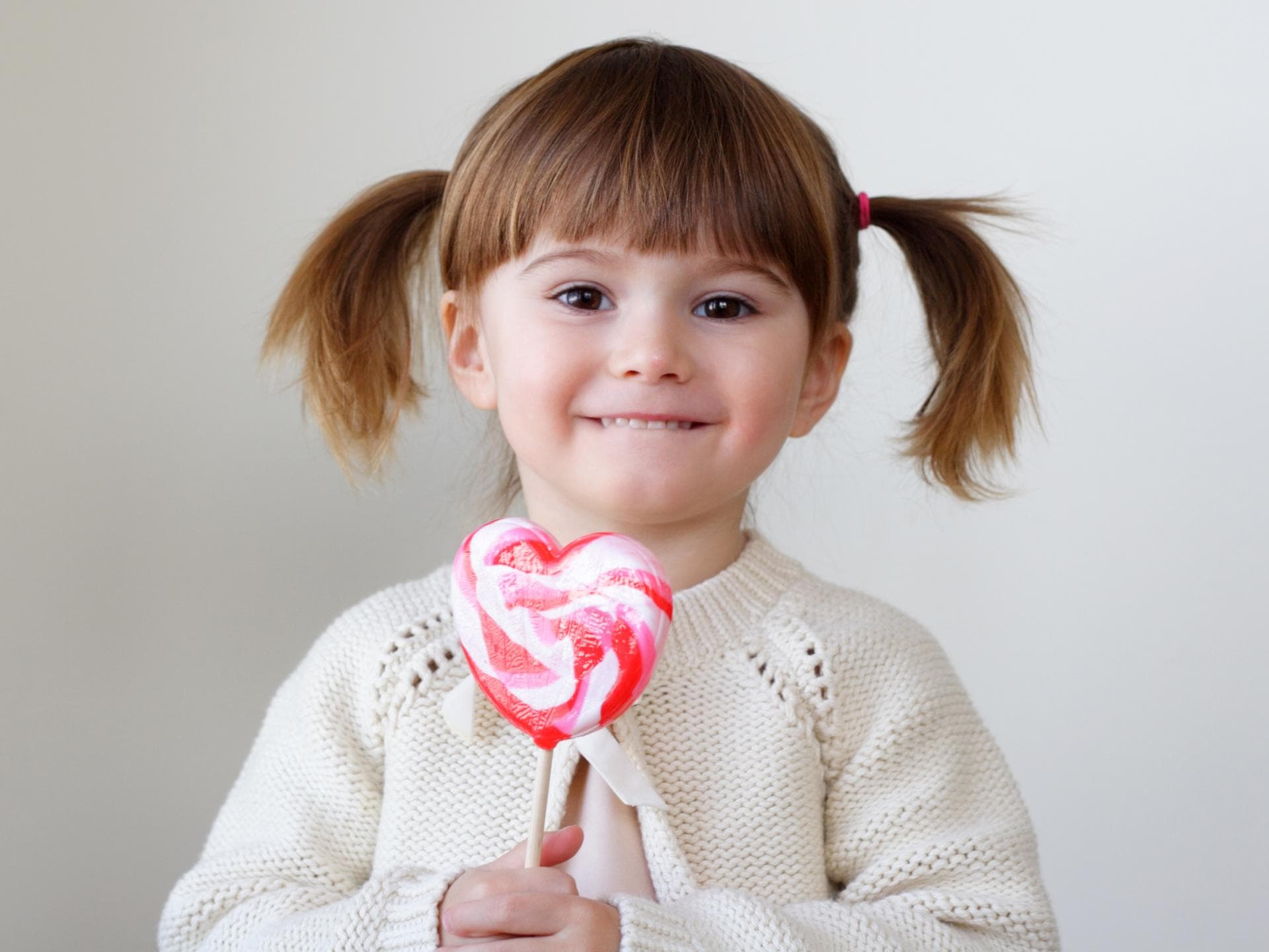 Ein Mädchen, das einen Lolli hält