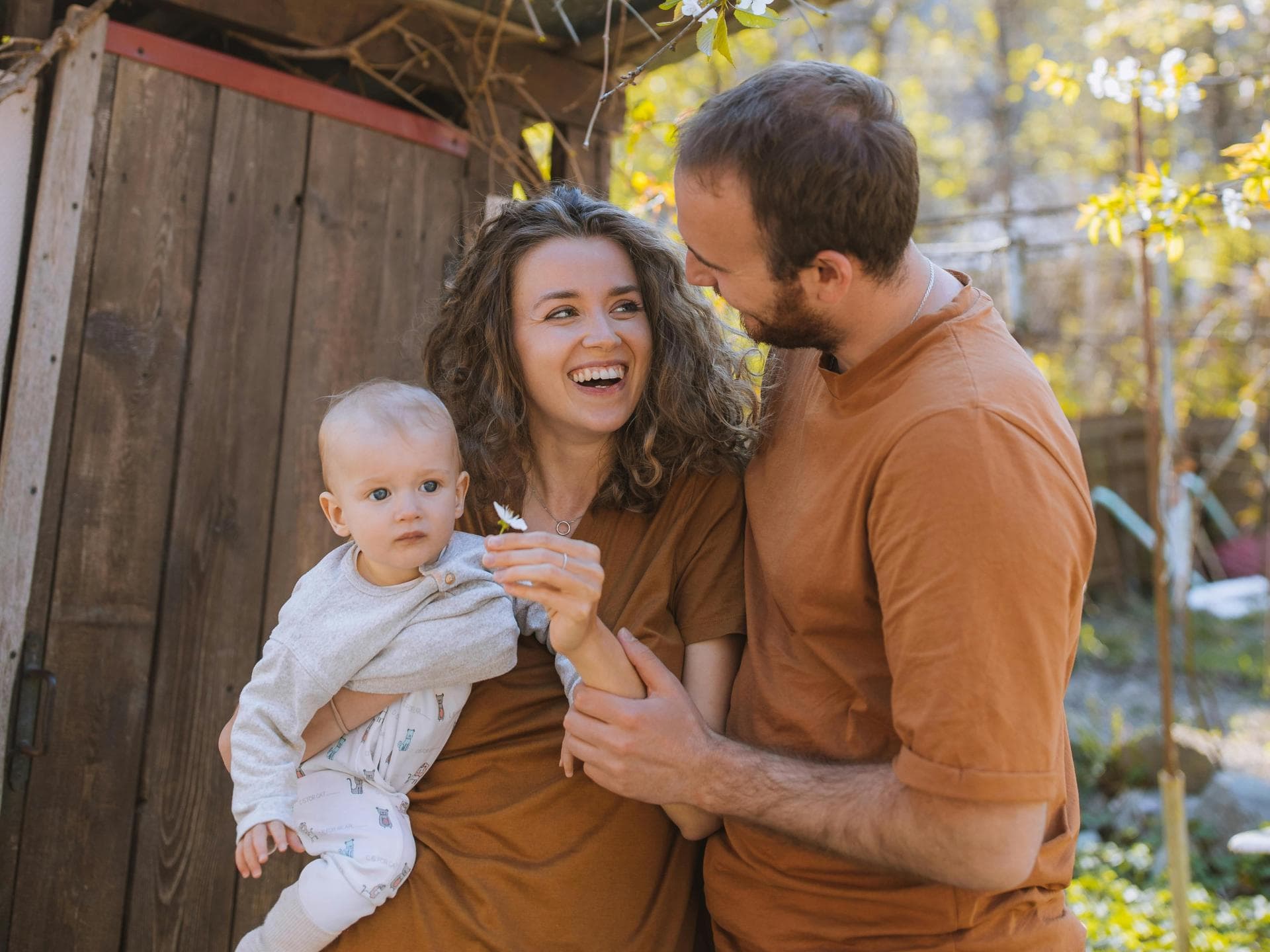 Glückliche Familie draußen mit Baby.