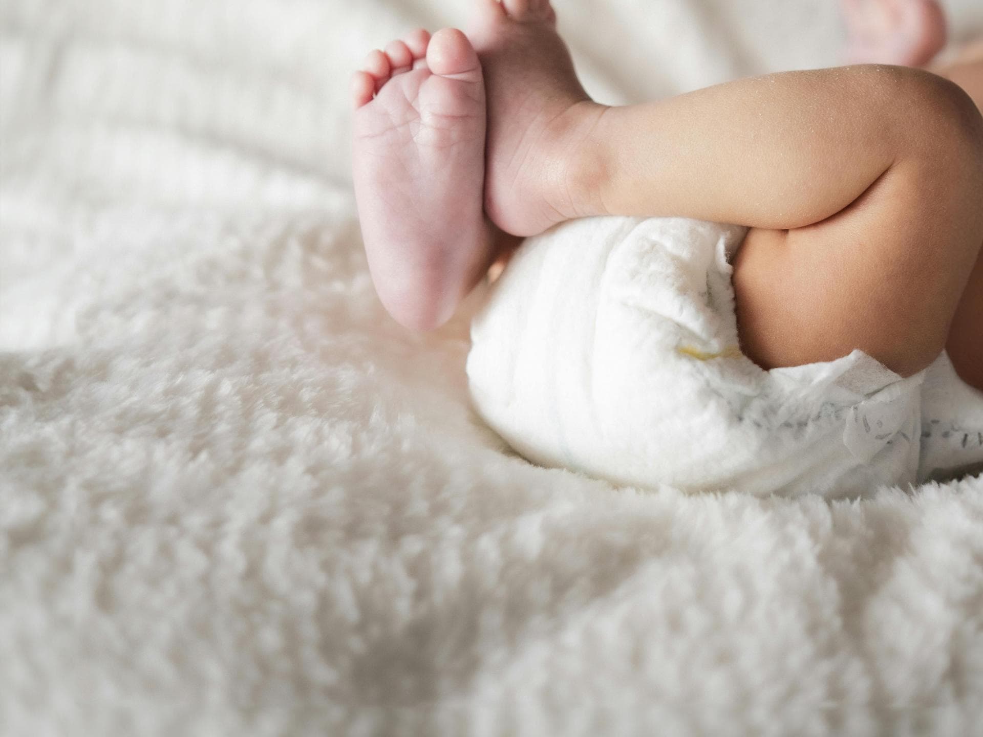Baby mit Windel.