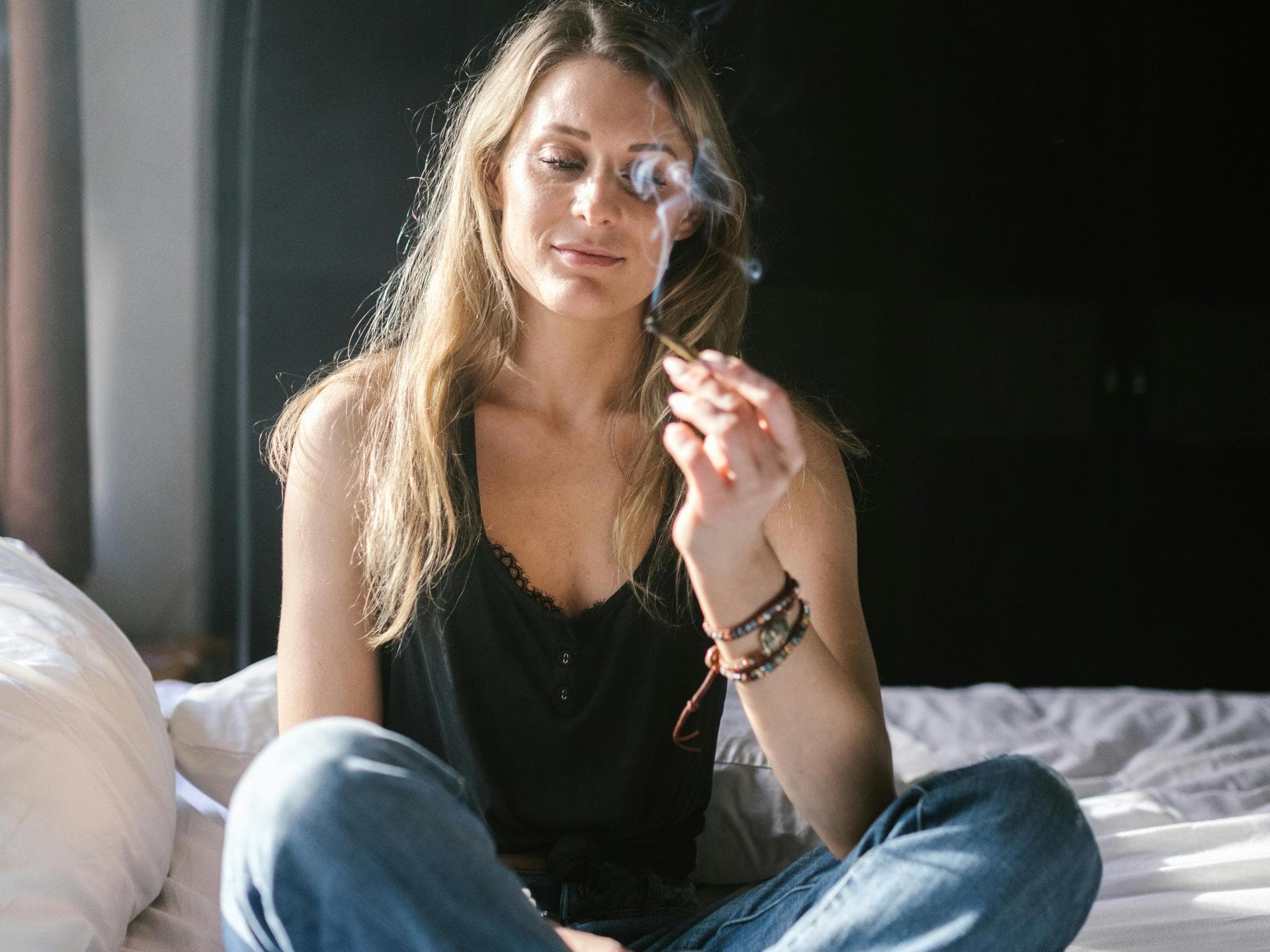 Mutter, die Cannabis raucht.