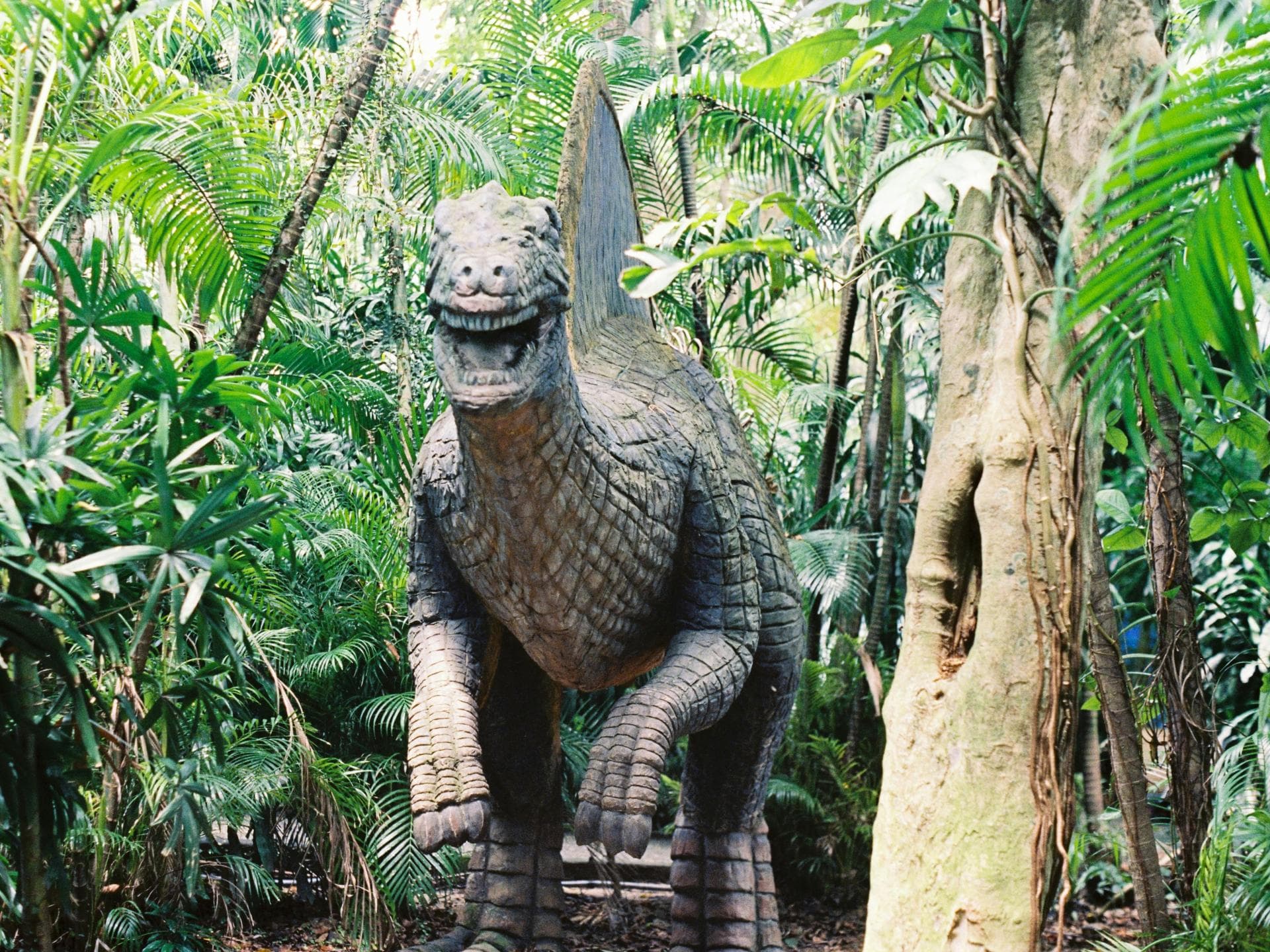 Großer Dinosaurier im Park.