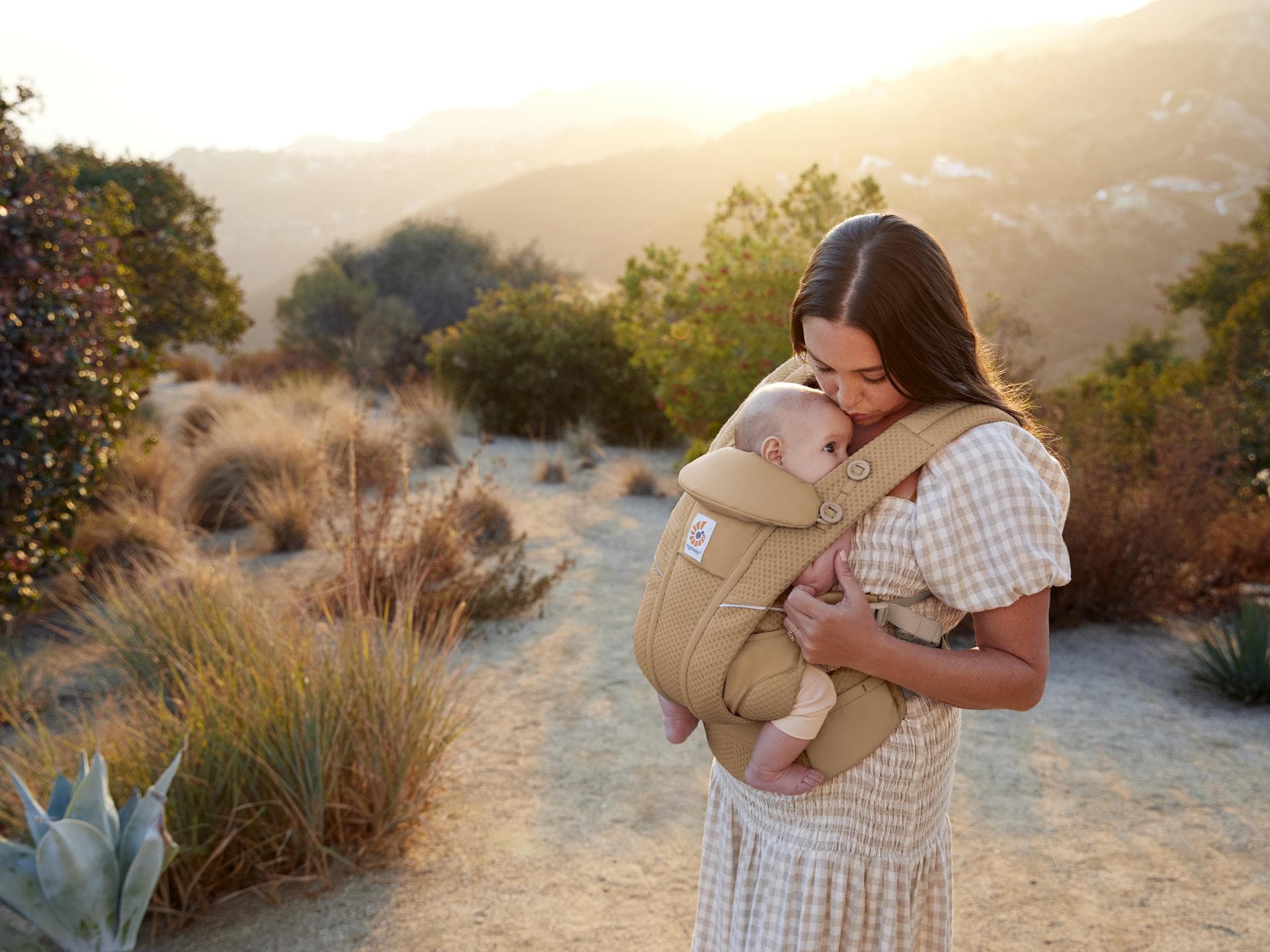 Die Ergobaby Trage Omni breeze in der Farbe camel brown.