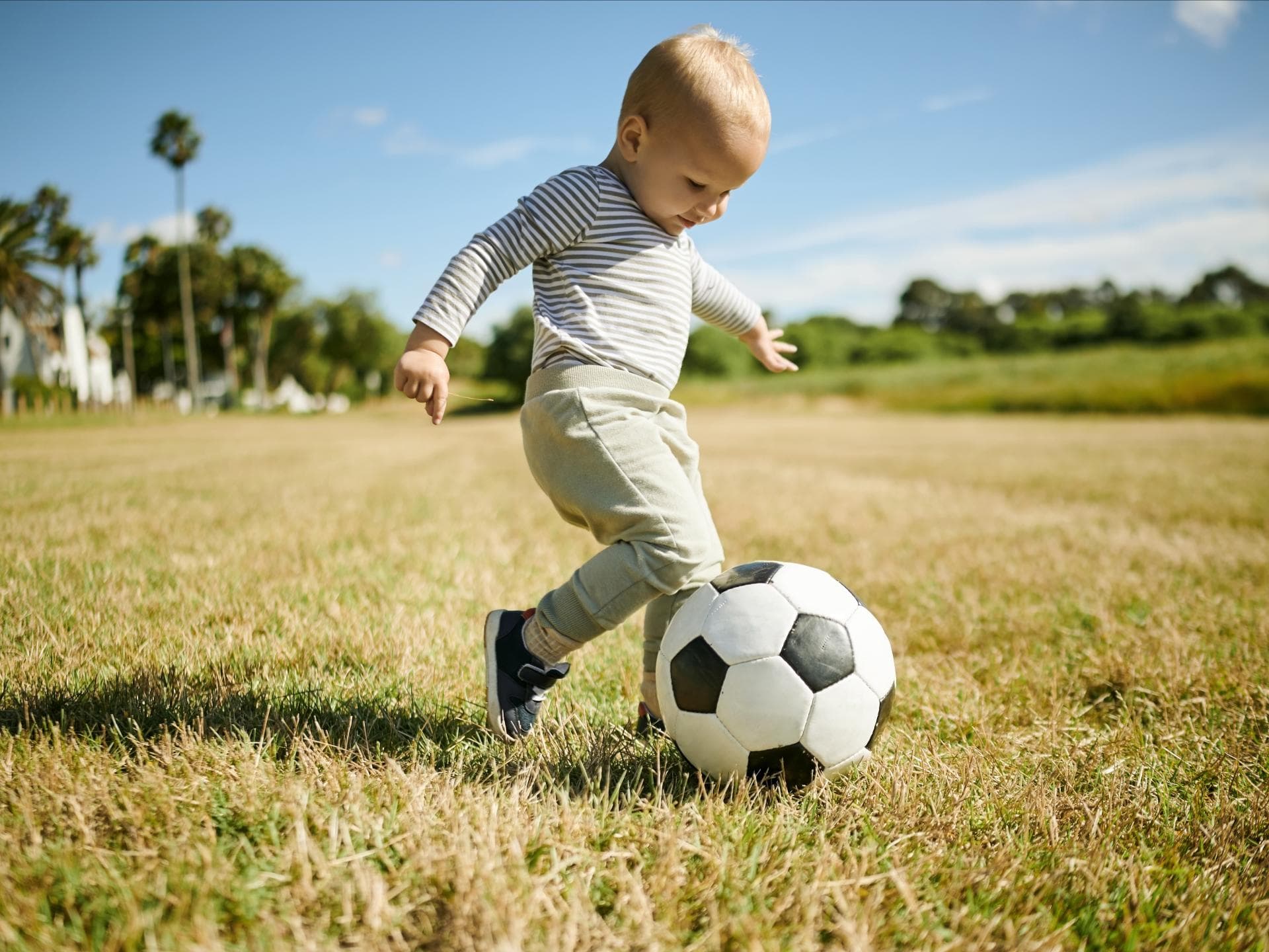 Kleines Kind spielt Fußball.