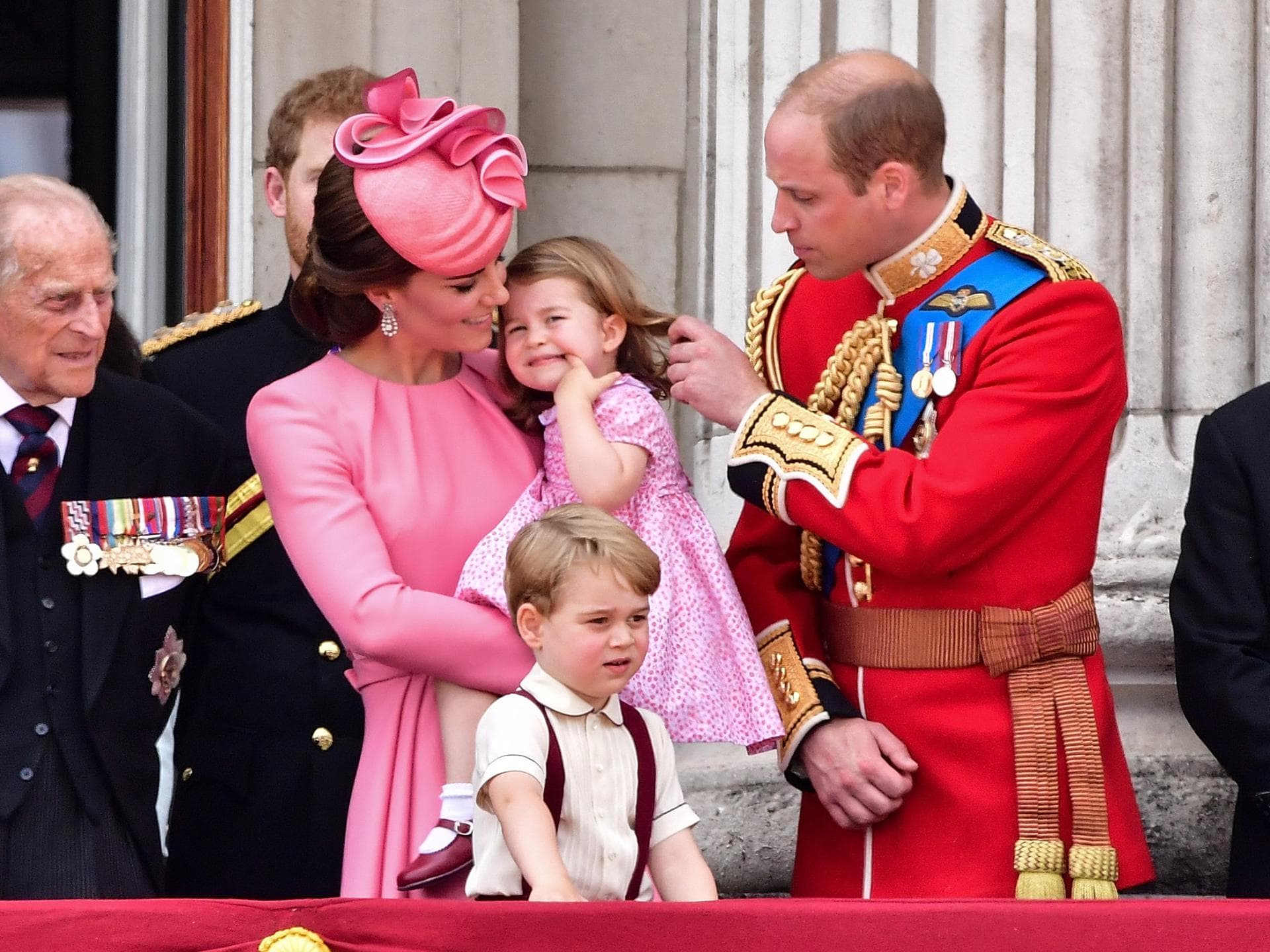 Prinz William und Kate mit Charlotte und George Prinz William und Kate mit ihren Kindern