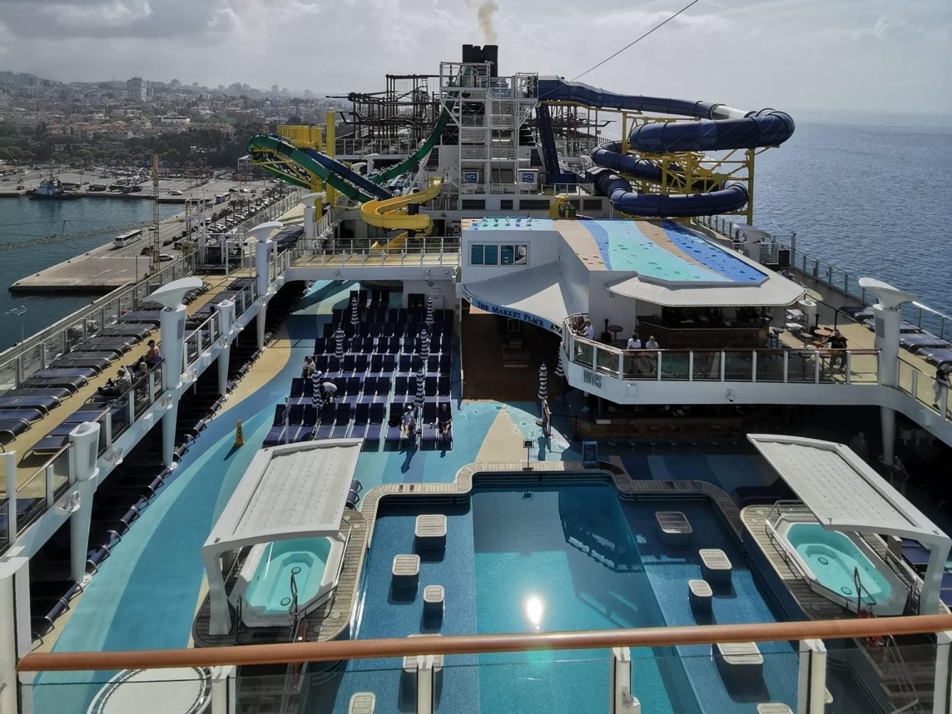 Abgebildet ist der Poolbereich auf dem Sonnendeck der Norwegian Escape.
