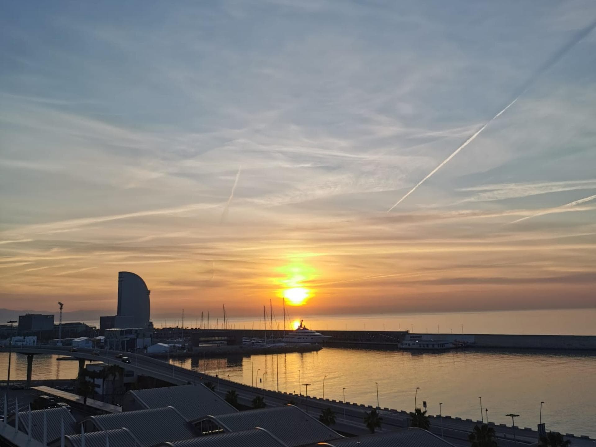 Zusehen ist der wunderschöne Sonnenaufgang in Barcelona.
