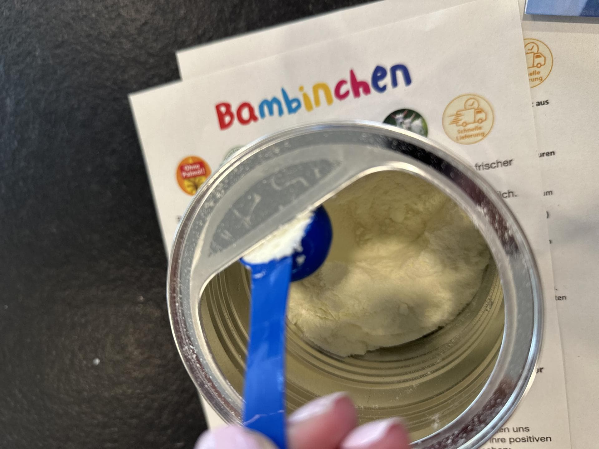 Die "Bambinchen Folgemilch 2" kommt mit einem praktischen Portionierungslöffel. 