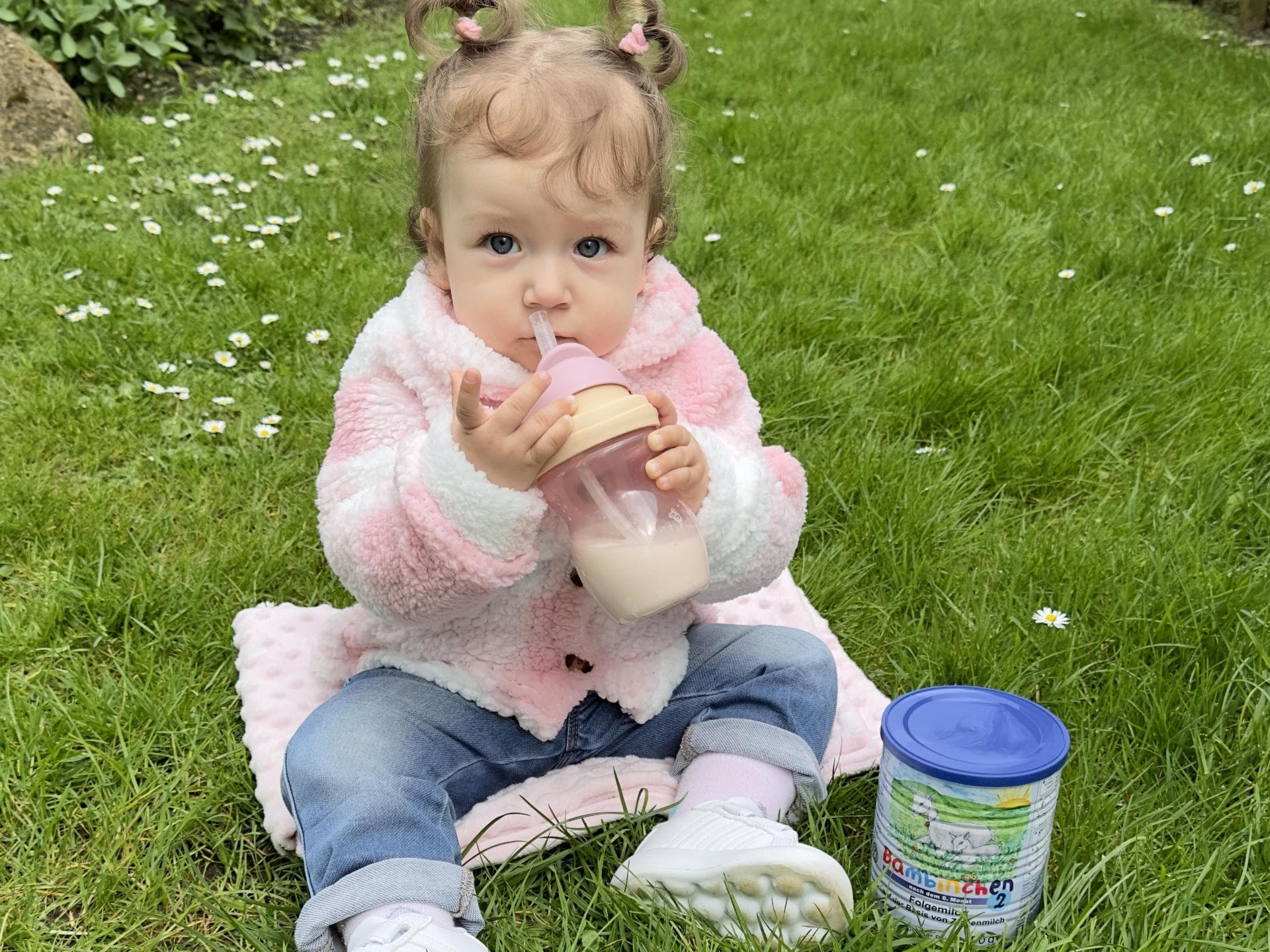 Mama Viktoriia und Tochter sind sehr zufrieden mit der "Bambinchen Folgemilch 2".
