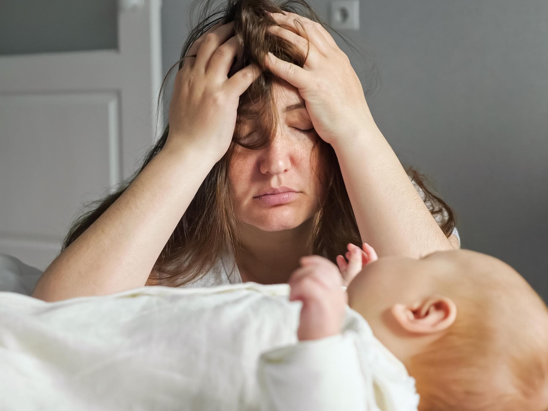 Eine erschöpfte Mutter und ihr Baby