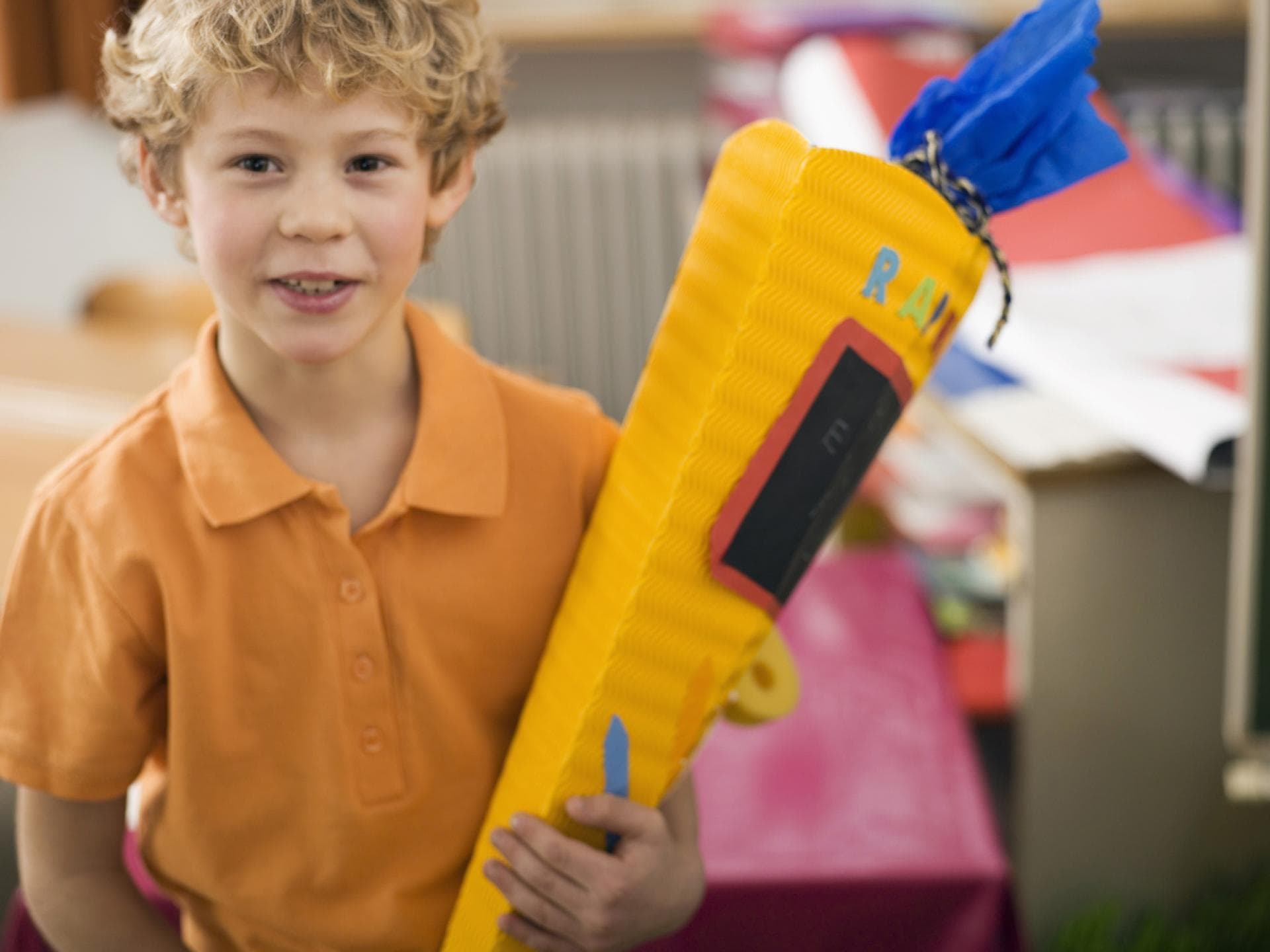 Tonies in der Schultüte, eine schöne Idee. Eine Junge mit Schultüte