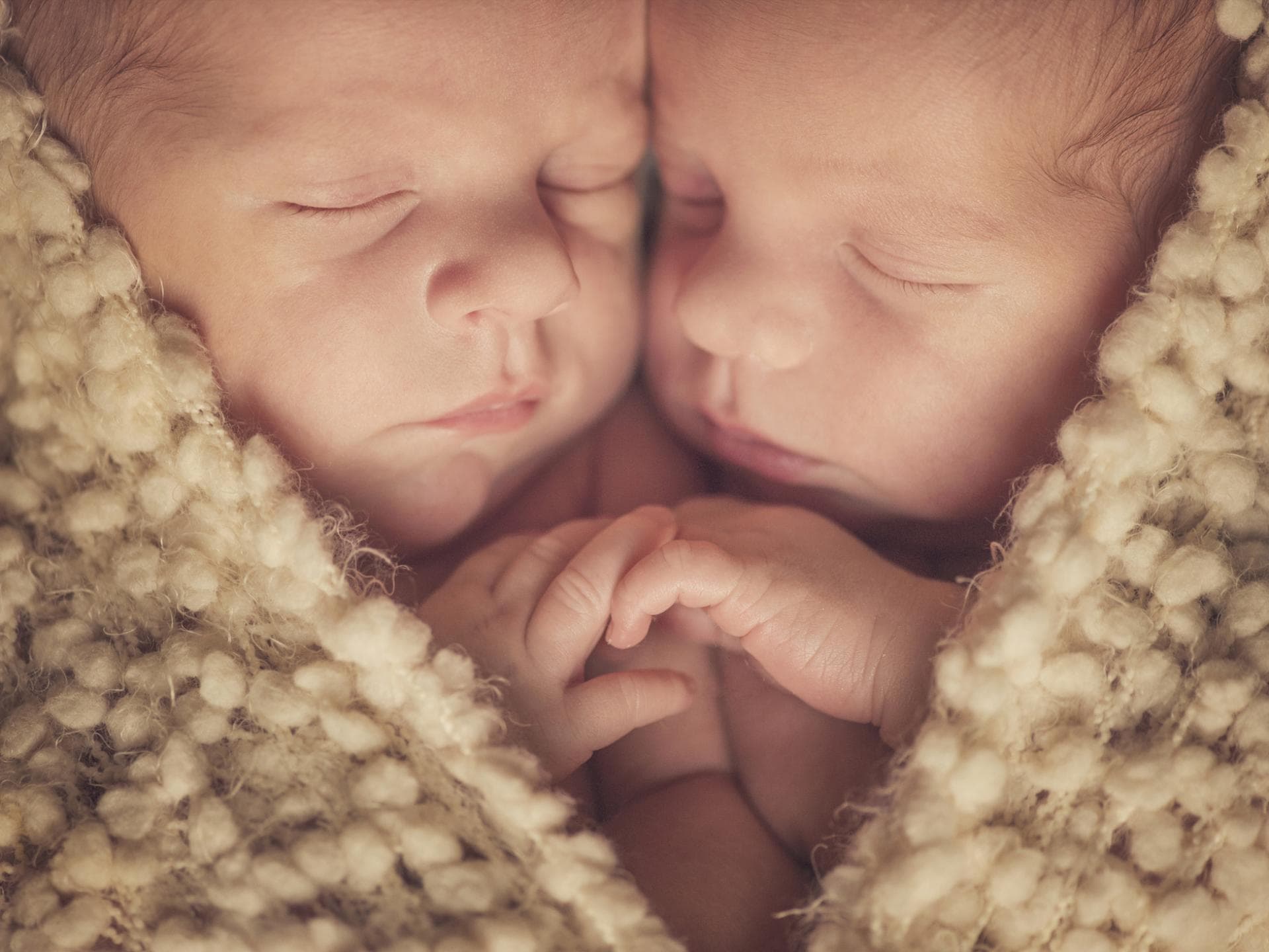 Welche Babynamen für Zwillinge passen? Baby-Zwillinge, die kuscheln