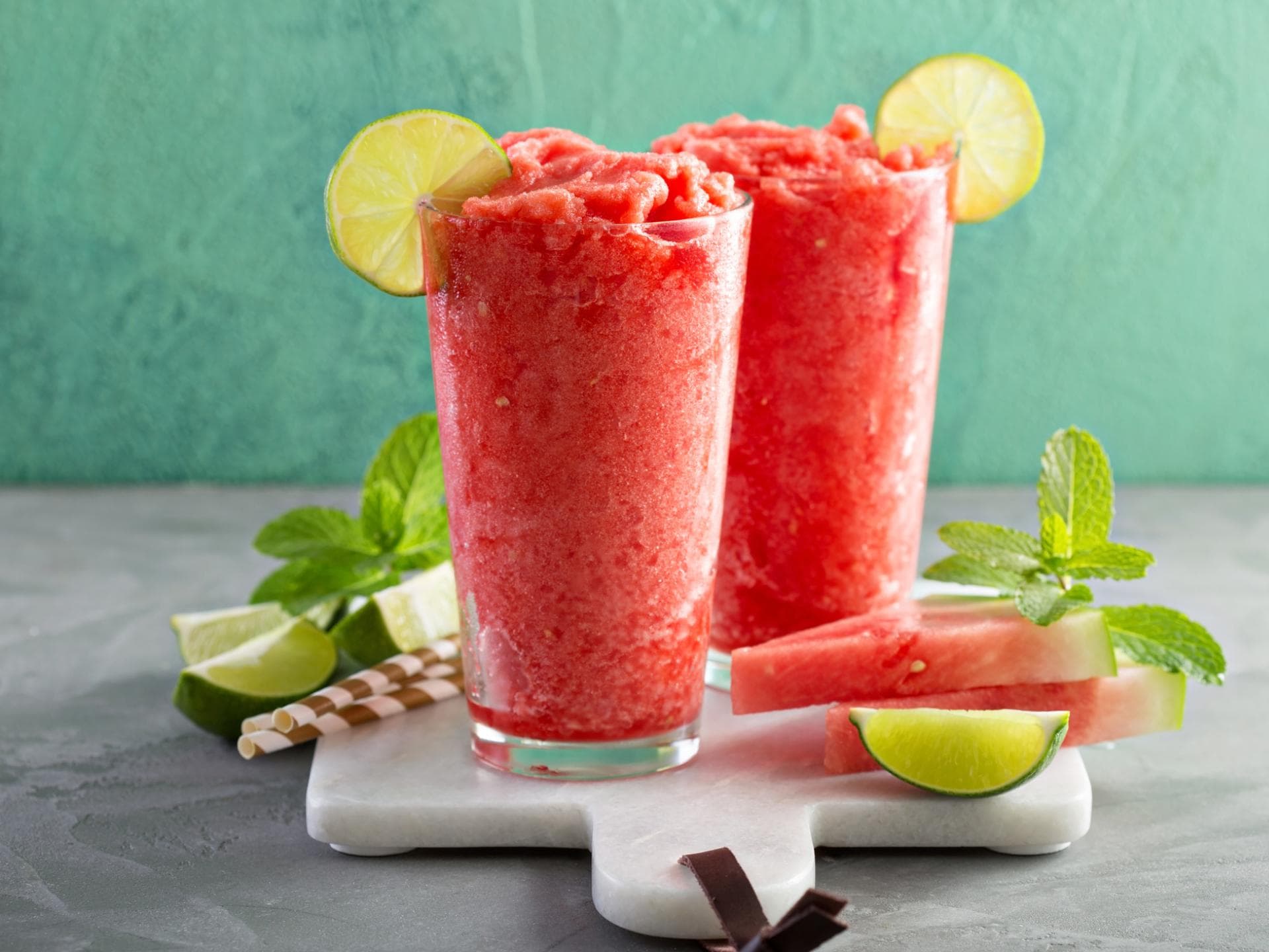 Zwei Gläser mit Wassermelonen-Slush-Eis